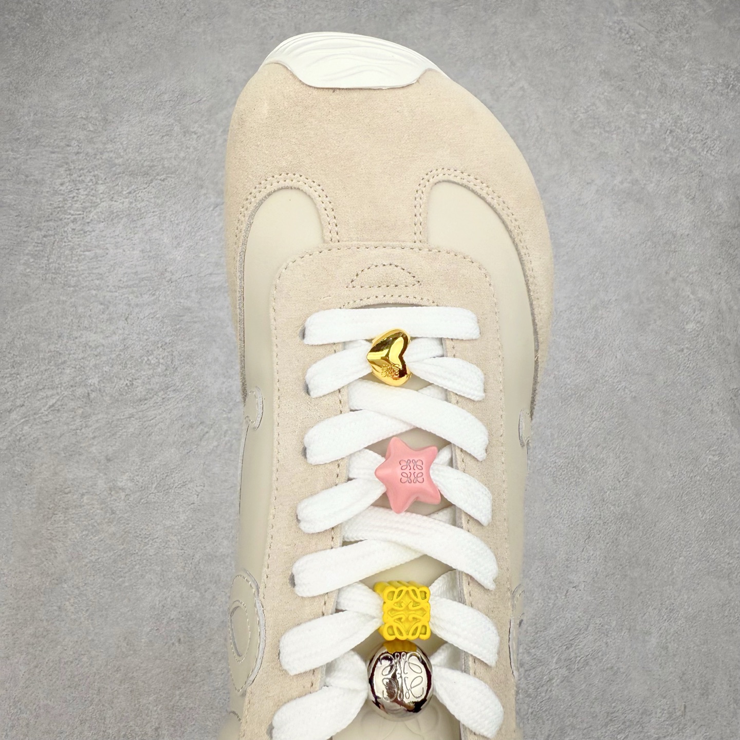 图片[4]-罗意威LOEWE 2025 | Ballet Runner2.0 新款芭蕾舞鞋 超级棒 不对称鞋头造型 作为LOEWE的标志性设计 超柔软 轻便且灵活的鞋底 新的波浪纹理橡胶外底 延伸至鞋头 升级的柔软皮革内衬和鞋床 提供最大舒适感 后跟有3D注塑橡胶徽标 真皮和皮料混搭彰显复古风格 内增高拼色德训鞋 阿甘鞋 小白鞋 拼色拼接鞋面 非常高级隐藏式小内增高 脚后跟设计新颖 柔软舒适 会被评为年度最舒适的暴走鞋 如履平地 原版细节 鞋面由进口麂皮 牛皮 原版布拼接 牛皮垫脚 原版定制磨具组合大底 原盒包装 内娱明星杨幂等众多同款上脚 小红书 一系列素材图 极具爆款 尺码 35 36 37 38 39 40 41 42 43 44 45 46-选品中心