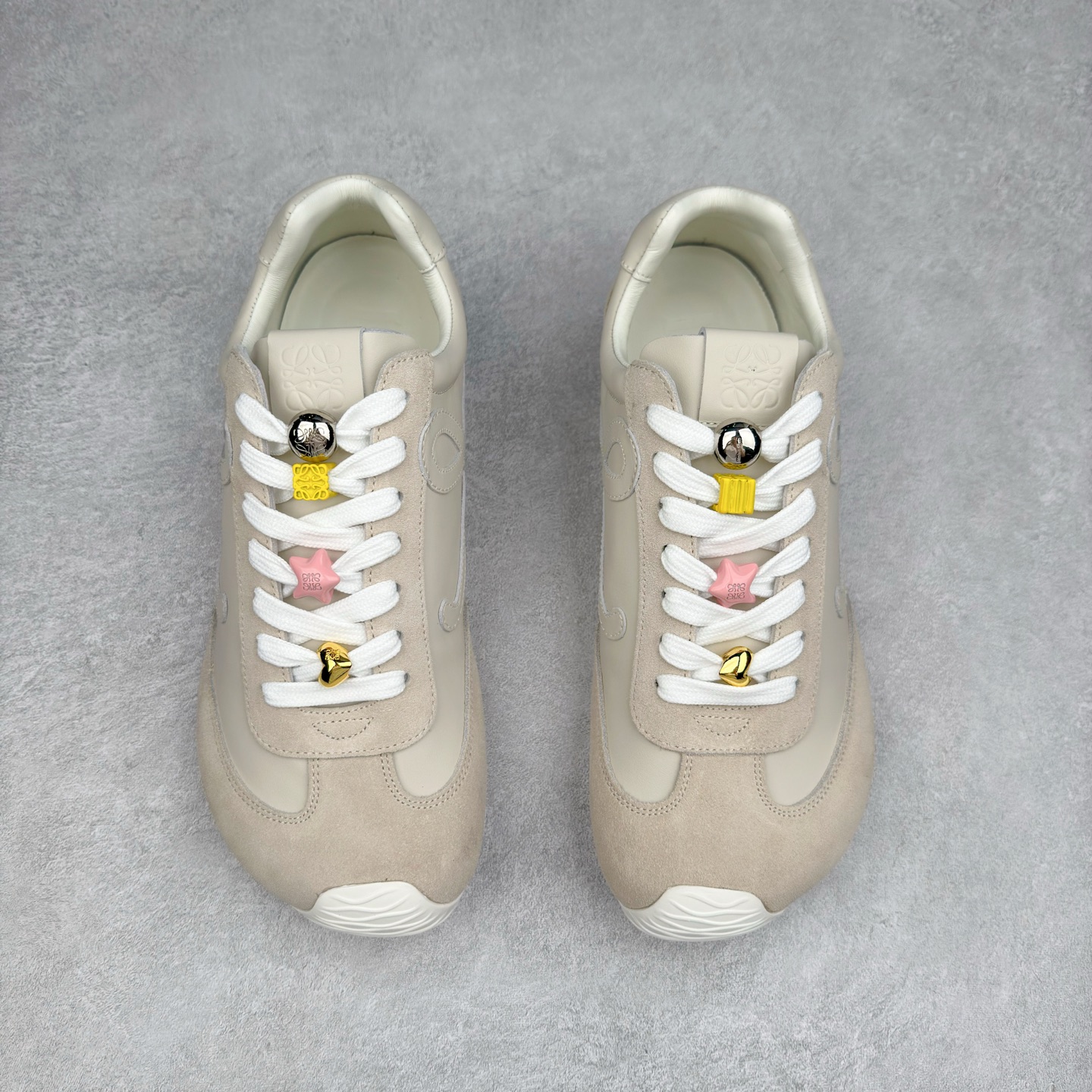 图片[2]-罗意威LOEWE 2025 | Ballet Runner2.0 新款芭蕾舞鞋 超级棒 不对称鞋头造型 作为LOEWE的标志性设计 超柔软 轻便且灵活的鞋底 新的波浪纹理橡胶外底 延伸至鞋头 升级的柔软皮革内衬和鞋床 提供最大舒适感 后跟有3D注塑橡胶徽标 真皮和皮料混搭彰显复古风格 内增高拼色德训鞋 阿甘鞋 小白鞋 拼色拼接鞋面 非常高级隐藏式小内增高 脚后跟设计新颖 柔软舒适 会被评为年度最舒适的暴走鞋 如履平地 原版细节 鞋面由进口麂皮 牛皮 原版布拼接 牛皮垫脚 原版定制磨具组合大底 原盒包装 内娱明星杨幂等众多同款上脚 小红书 一系列素材图 极具爆款 尺码 35 36 37 38 39 40 41 42 43 44 45 46-选品中心