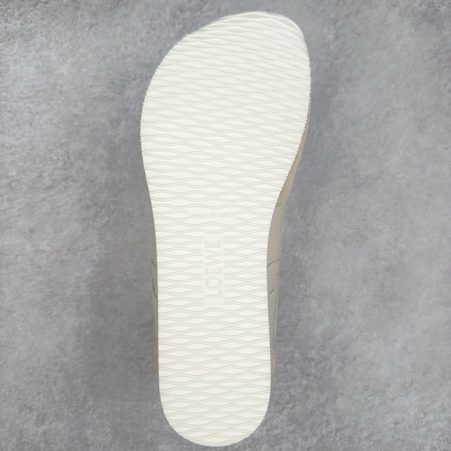 图片[9]-罗意威LOEWE 2025 | Ballet Runner2.0 新款芭蕾舞鞋 超级棒 不对称鞋头造型 作为LOEWE的标志性设计 超柔软 轻便且灵活的鞋底 新的波浪纹理橡胶外底 延伸至鞋头 升级的柔软皮革内衬和鞋床 提供最大舒适感 后跟有3D注塑橡胶徽标 真皮和皮料混搭彰显复古风格 内增高拼色德训鞋 阿甘鞋 小白鞋 拼色拼接鞋面 非常高级隐藏式小内增高 脚后跟设计新颖 柔软舒适 会被评为年度最舒适的暴走鞋 如履平地 原版细节 鞋面由进口麂皮 牛皮 原版布拼接 牛皮垫脚 原版定制磨具组合大底 原盒包装 内娱明星杨幂等众多同款上脚 小红书 一系列素材图 极具爆款 尺码 35 36 37 38 39 40 41 42 43 44 45 46-选品中心