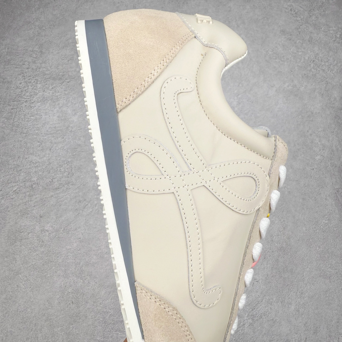 图片[6]-罗意威LOEWE 2025 | Ballet Runner2.0 新款芭蕾舞鞋 超级棒 不对称鞋头造型 作为LOEWE的标志性设计 超柔软 轻便且灵活的鞋底 新的波浪纹理橡胶外底 延伸至鞋头 升级的柔软皮革内衬和鞋床 提供最大舒适感 后跟有3D注塑橡胶徽标 真皮和皮料混搭彰显复古风格 内增高拼色德训鞋 阿甘鞋 小白鞋 拼色拼接鞋面 非常高级隐藏式小内增高 脚后跟设计新颖 柔软舒适 会被评为年度最舒适的暴走鞋 如履平地 原版细节 鞋面由进口麂皮 牛皮 原版布拼接 牛皮垫脚 原版定制磨具组合大底 原盒包装 内娱明星杨幂等众多同款上脚 小红书 一系列素材图 极具爆款 尺码 35 36 37 38 39 40 41 42 43 44 45 46-选品中心