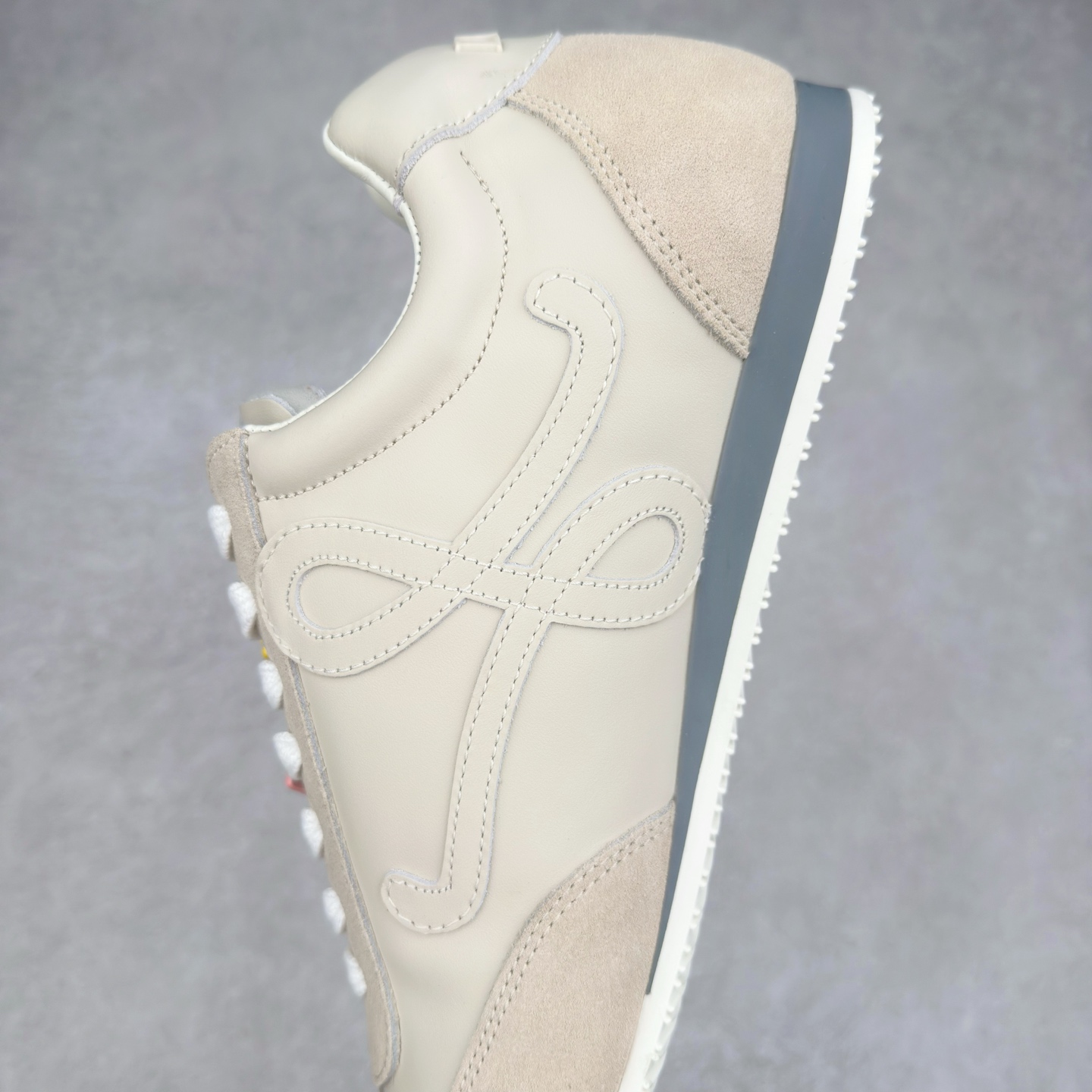 图片[7]-罗意威LOEWE 2025 | Ballet Runner2.0 新款芭蕾舞鞋 超级棒 不对称鞋头造型 作为LOEWE的标志性设计 超柔软 轻便且灵活的鞋底 新的波浪纹理橡胶外底 延伸至鞋头 升级的柔软皮革内衬和鞋床 提供最大舒适感 后跟有3D注塑橡胶徽标 真皮和皮料混搭彰显复古风格 内增高拼色德训鞋 阿甘鞋 小白鞋 拼色拼接鞋面 非常高级隐藏式小内增高 脚后跟设计新颖 柔软舒适 会被评为年度最舒适的暴走鞋 如履平地 原版细节 鞋面由进口麂皮 牛皮 原版布拼接 牛皮垫脚 原版定制磨具组合大底 原盒包装 内娱明星杨幂等众多同款上脚 小红书 一系列素材图 极具爆款 尺码 35 36 37 38 39 40 41 42 43 44 45 46-选品中心