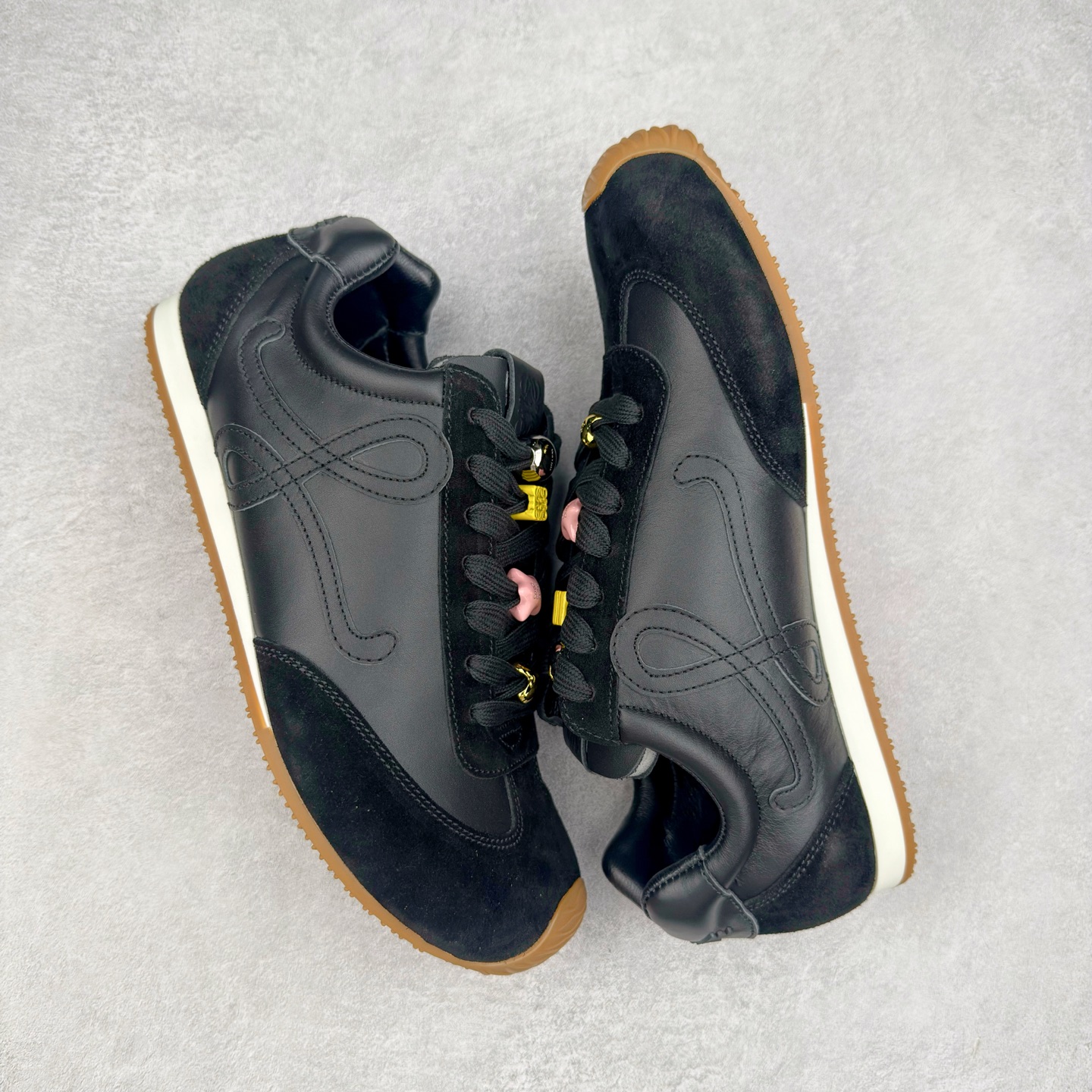 图片[3]-罗意威LOEWE 2025 | Ballet Runner2.0 新款芭蕾舞鞋 超级棒 不对称鞋头造型 作为LOEWE的标志性设计 超柔软 轻便且灵活的鞋底 新的波浪纹理橡胶外底 延伸至鞋头 升级的柔软皮革内衬和鞋床 提供最大舒适感 后跟有3D注塑橡胶徽标 真皮和皮料混搭彰显复古风格 内增高拼色德训鞋 阿甘鞋 小白鞋 拼色拼接鞋面 非常高级隐藏式小内增高 脚后跟设计新颖 柔软舒适 会被评为年度最舒适的暴走鞋 如履平地 原版细节 鞋面由进口麂皮 牛皮 原版布拼接 牛皮垫脚 原版定制磨具组合大底 原盒包装 内娱明星杨幂等众多同款上脚 小红书 一系列素材图 极具爆款 尺码 35 36 37 38 39 40 41 42 43 44 45 46-选品中心