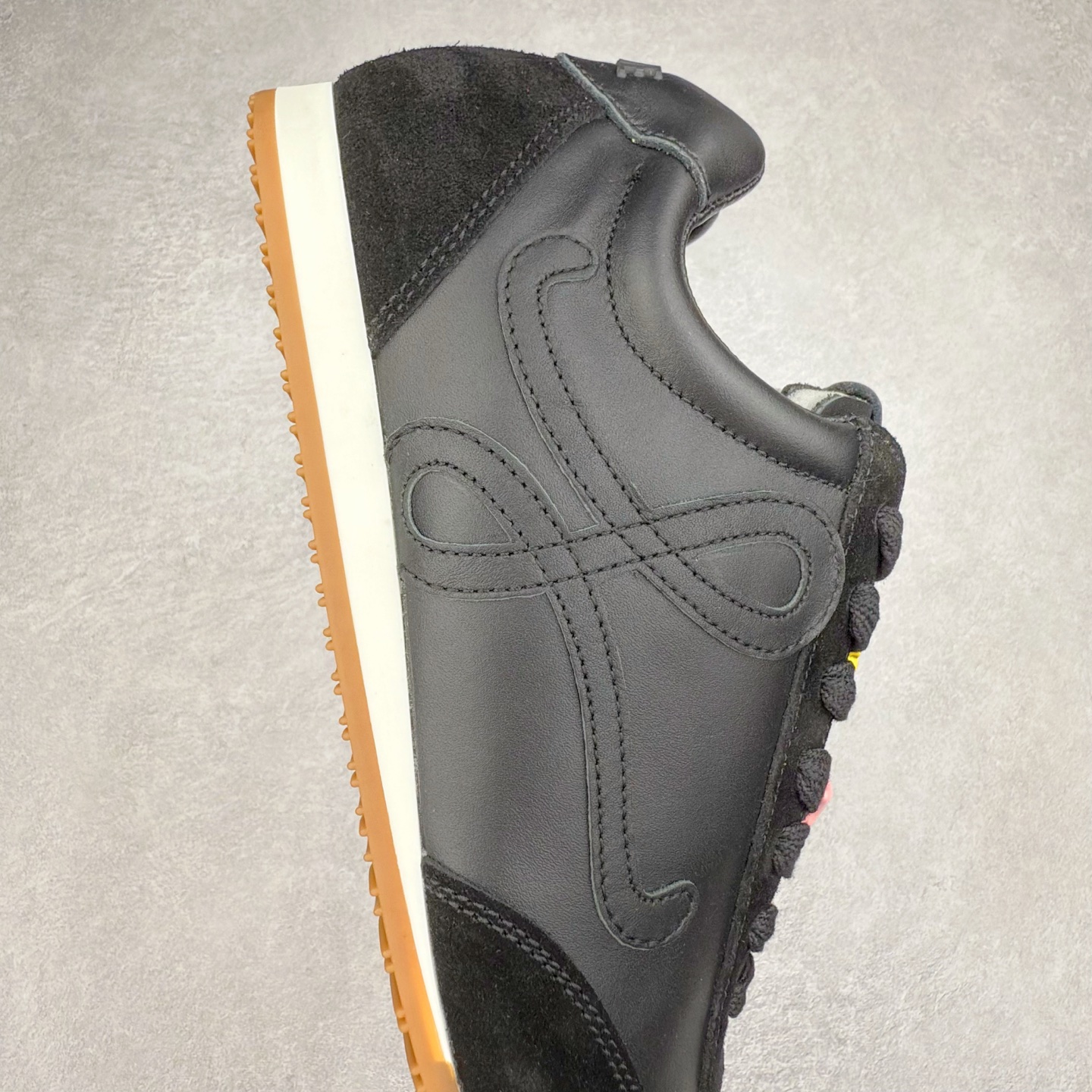 图片[6]-罗意威LOEWE 2025 | Ballet Runner2.0 新款芭蕾舞鞋 超级棒 不对称鞋头造型 作为LOEWE的标志性设计 超柔软 轻便且灵活的鞋底 新的波浪纹理橡胶外底 延伸至鞋头 升级的柔软皮革内衬和鞋床 提供最大舒适感 后跟有3D注塑橡胶徽标 真皮和皮料混搭彰显复古风格 内增高拼色德训鞋 阿甘鞋 小白鞋 拼色拼接鞋面 非常高级隐藏式小内增高 脚后跟设计新颖 柔软舒适 会被评为年度最舒适的暴走鞋 如履平地 原版细节 鞋面由进口麂皮 牛皮 原版布拼接 牛皮垫脚 原版定制磨具组合大底 原盒包装 内娱明星杨幂等众多同款上脚 小红书 一系列素材图 极具爆款 尺码 35 36 37 38 39 40 41 42 43 44 45 46-选品中心