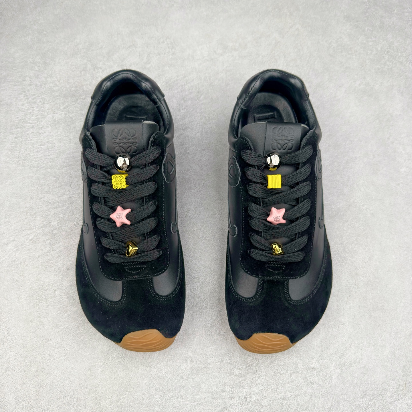 图片[2]-罗意威LOEWE 2025 | Ballet Runner2.0 新款芭蕾舞鞋 超级棒 不对称鞋头造型 作为LOEWE的标志性设计 超柔软 轻便且灵活的鞋底 新的波浪纹理橡胶外底 延伸至鞋头 升级的柔软皮革内衬和鞋床 提供最大舒适感 后跟有3D注塑橡胶徽标 真皮和皮料混搭彰显复古风格 内增高拼色德训鞋 阿甘鞋 小白鞋 拼色拼接鞋面 非常高级隐藏式小内增高 脚后跟设计新颖 柔软舒适 会被评为年度最舒适的暴走鞋 如履平地 原版细节 鞋面由进口麂皮 牛皮 原版布拼接 牛皮垫脚 原版定制磨具组合大底 原盒包装 内娱明星杨幂等众多同款上脚 小红书 一系列素材图 极具爆款 尺码 35 36 37 38 39 40 41 42 43 44 45 46-选品中心