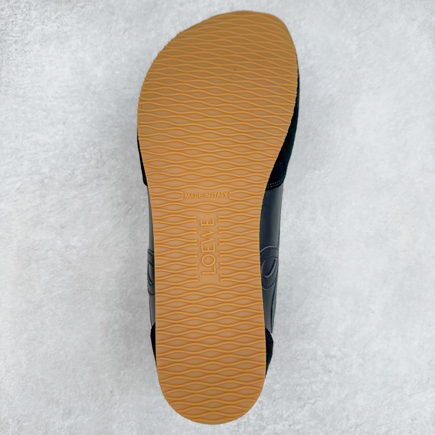 图片[9]-罗意威LOEWE 2025 | Ballet Runner2.0 新款芭蕾舞鞋 超级棒 不对称鞋头造型 作为LOEWE的标志性设计 超柔软 轻便且灵活的鞋底 新的波浪纹理橡胶外底 延伸至鞋头 升级的柔软皮革内衬和鞋床 提供最大舒适感 后跟有3D注塑橡胶徽标 真皮和皮料混搭彰显复古风格 内增高拼色德训鞋 阿甘鞋 小白鞋 拼色拼接鞋面 非常高级隐藏式小内增高 脚后跟设计新颖 柔软舒适 会被评为年度最舒适的暴走鞋 如履平地 原版细节 鞋面由进口麂皮 牛皮 原版布拼接 牛皮垫脚 原版定制磨具组合大底 原盒包装 内娱明星杨幂等众多同款上脚 小红书 一系列素材图 极具爆款 尺码 35 36 37 38 39 40 41 42 43 44 45 46-选品中心