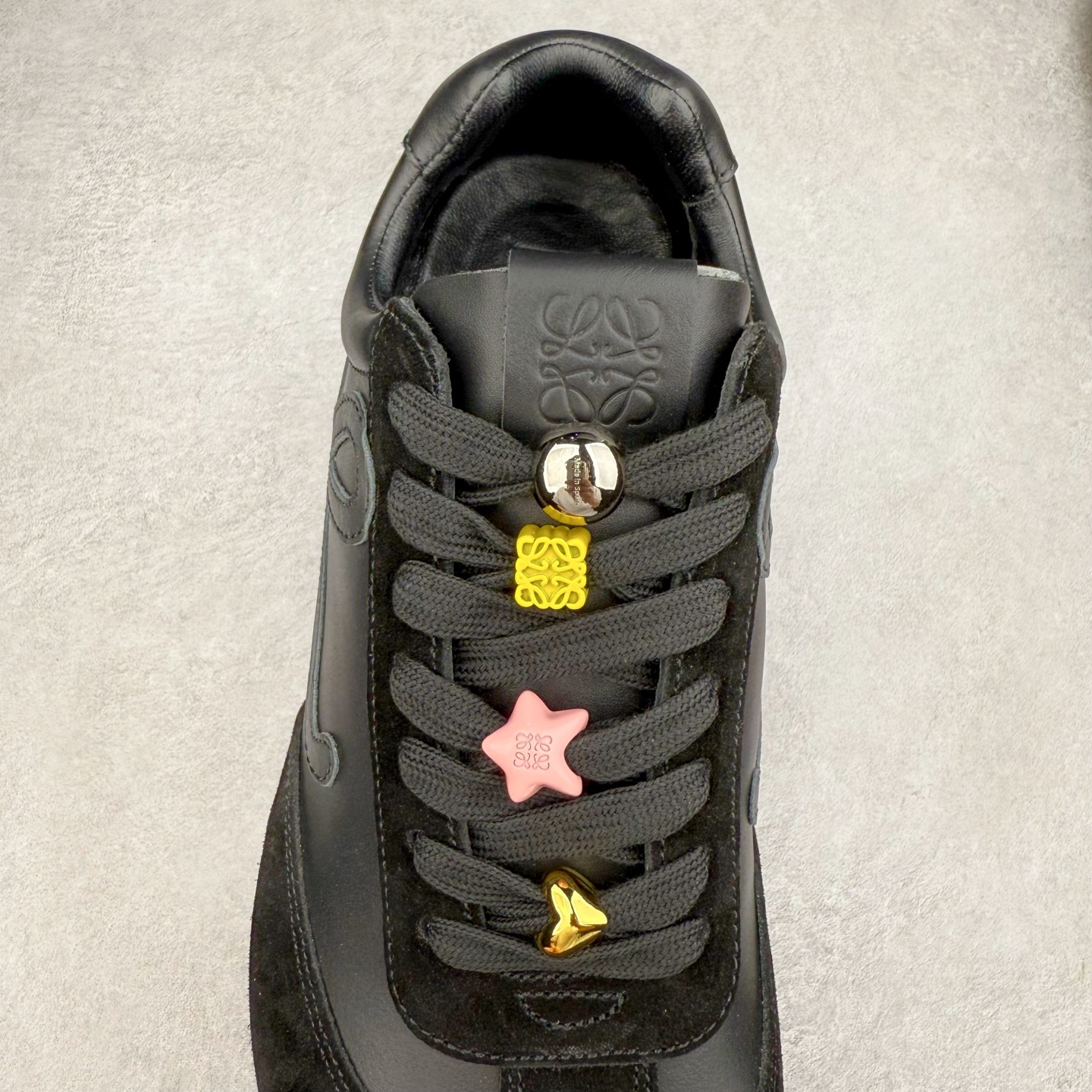 图片[5]-罗意威LOEWE 2025 | Ballet Runner2.0 新款芭蕾舞鞋 超级棒 不对称鞋头造型 作为LOEWE的标志性设计 超柔软 轻便且灵活的鞋底 新的波浪纹理橡胶外底 延伸至鞋头 升级的柔软皮革内衬和鞋床 提供最大舒适感 后跟有3D注塑橡胶徽标 真皮和皮料混搭彰显复古风格 内增高拼色德训鞋 阿甘鞋 小白鞋 拼色拼接鞋面 非常高级隐藏式小内增高 脚后跟设计新颖 柔软舒适 会被评为年度最舒适的暴走鞋 如履平地 原版细节 鞋面由进口麂皮 牛皮 原版布拼接 牛皮垫脚 原版定制磨具组合大底 原盒包装 内娱明星杨幂等众多同款上脚 小红书 一系列素材图 极具爆款 尺码 35 36 37 38 39 40 41 42 43 44 45 46-选品中心