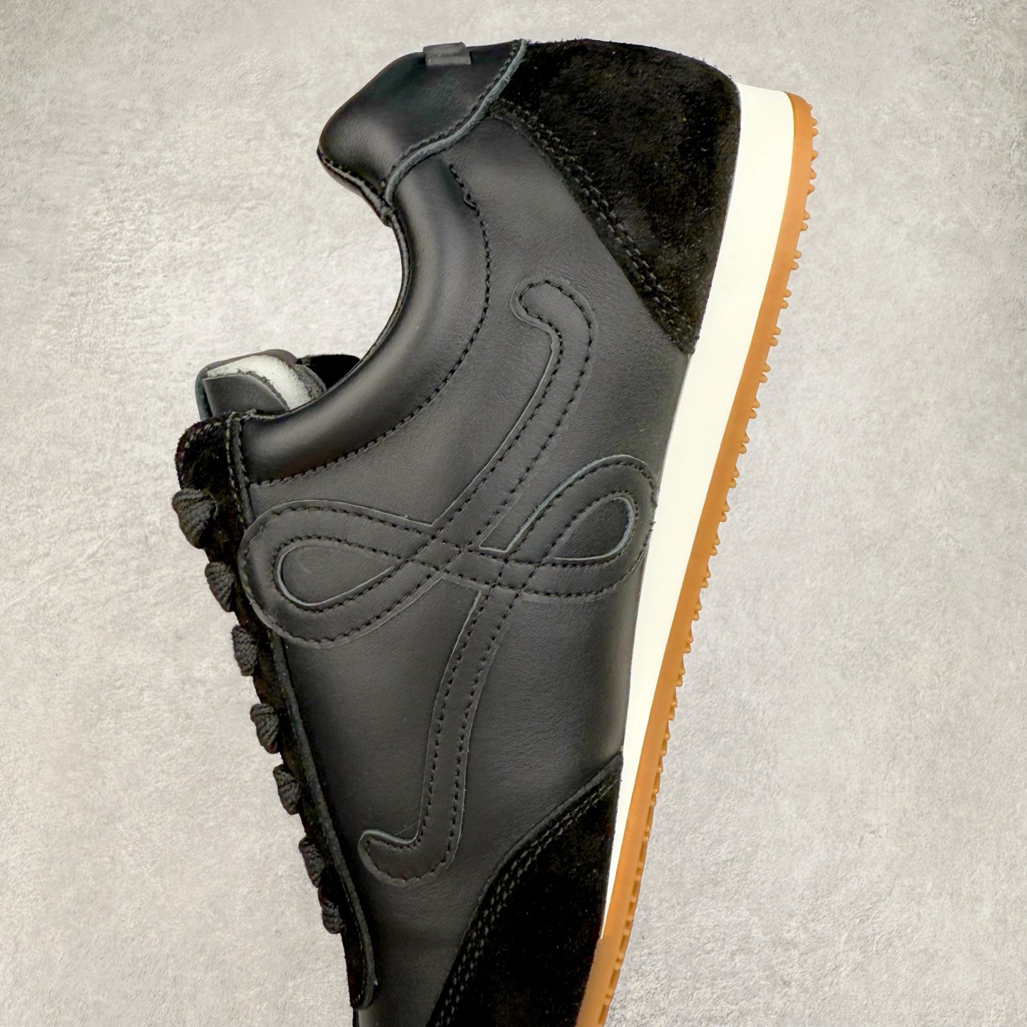 图片[7]-罗意威LOEWE 2025 | Ballet Runner2.0 新款芭蕾舞鞋 超级棒 不对称鞋头造型 作为LOEWE的标志性设计 超柔软 轻便且灵活的鞋底 新的波浪纹理橡胶外底 延伸至鞋头 升级的柔软皮革内衬和鞋床 提供最大舒适感 后跟有3D注塑橡胶徽标 真皮和皮料混搭彰显复古风格 内增高拼色德训鞋 阿甘鞋 小白鞋 拼色拼接鞋面 非常高级隐藏式小内增高 脚后跟设计新颖 柔软舒适 会被评为年度最舒适的暴走鞋 如履平地 原版细节 鞋面由进口麂皮 牛皮 原版布拼接 牛皮垫脚 原版定制磨具组合大底 原盒包装 内娱明星杨幂等众多同款上脚 小红书 一系列素材图 极具爆款 尺码 35 36 37 38 39 40 41 42 43 44 45 46-选品中心