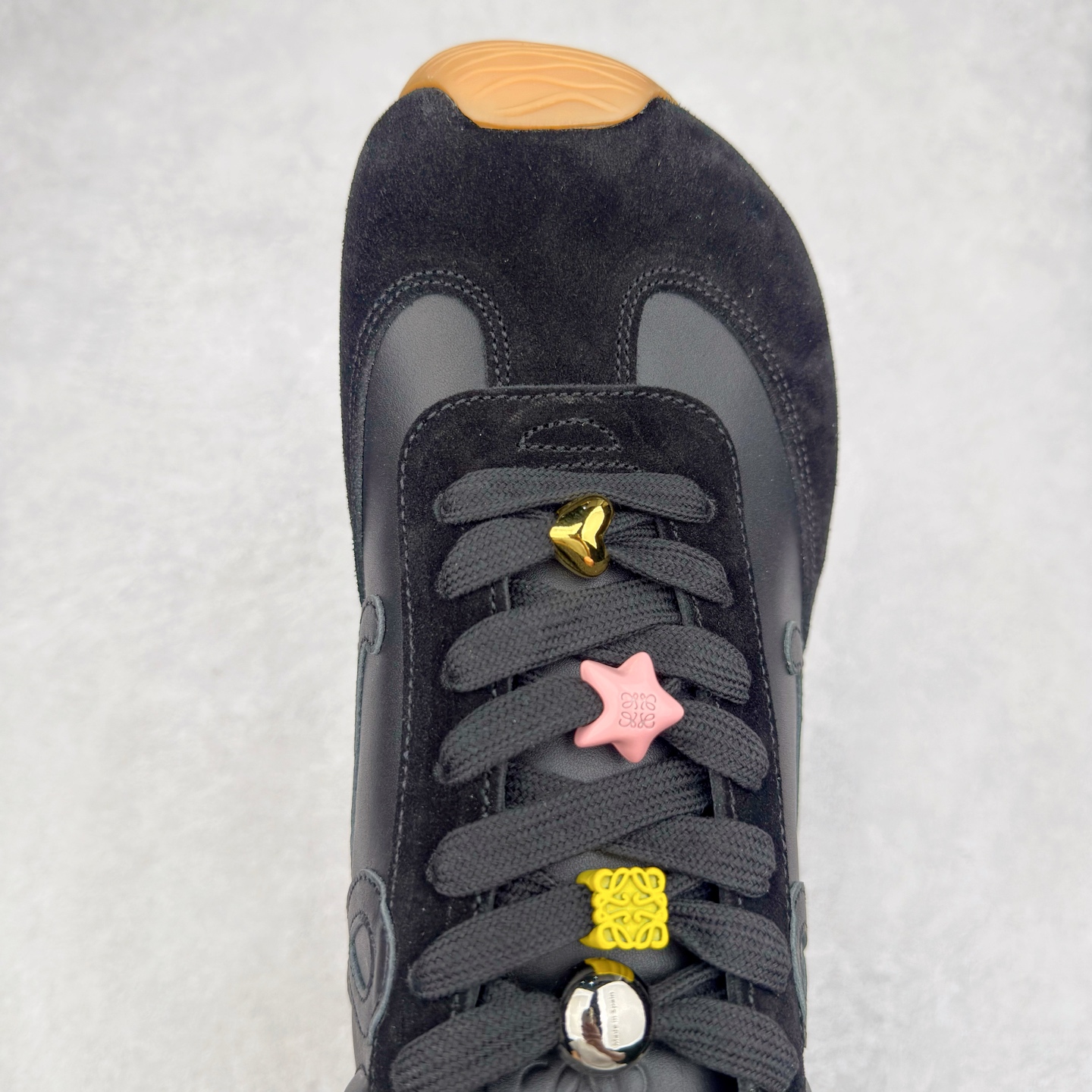 图片[4]-罗意威LOEWE 2025 | Ballet Runner2.0 新款芭蕾舞鞋 超级棒 不对称鞋头造型 作为LOEWE的标志性设计 超柔软 轻便且灵活的鞋底 新的波浪纹理橡胶外底 延伸至鞋头 升级的柔软皮革内衬和鞋床 提供最大舒适感 后跟有3D注塑橡胶徽标 真皮和皮料混搭彰显复古风格 内增高拼色德训鞋 阿甘鞋 小白鞋 拼色拼接鞋面 非常高级隐藏式小内增高 脚后跟设计新颖 柔软舒适 会被评为年度最舒适的暴走鞋 如履平地 原版细节 鞋面由进口麂皮 牛皮 原版布拼接 牛皮垫脚 原版定制磨具组合大底 原盒包装 内娱明星杨幂等众多同款上脚 小红书 一系列素材图 极具爆款 尺码 35 36 37 38 39 40 41 42 43 44 45 46-选品中心