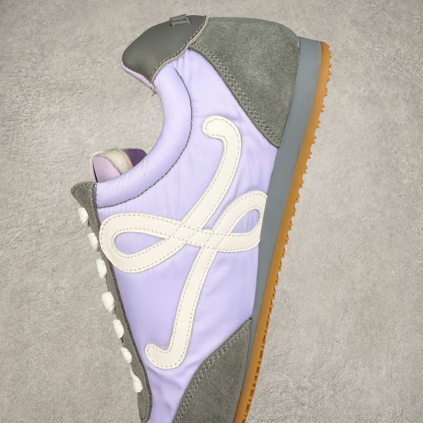 图片[7]-罗意威LOEWE 2025 | Ballet Runner2.0 新款芭蕾舞鞋 超级棒 不对称鞋头造型 作为LOEWE的标志性设计 超柔软 轻便且灵活的鞋底 新的波浪纹理橡胶外底 延伸至鞋头 升级的柔软皮革内衬和鞋床 提供最大舒适感 后跟有3D注塑橡胶徽标 真皮和皮料混搭彰显复古风格 内增高拼色德训鞋 阿甘鞋 小白鞋 拼色拼接鞋面 非常高级隐藏式小内增高 脚后跟设计新颖 柔软舒适 会被评为年度最舒适的暴走鞋 如履平地 原版细节 鞋面由进口麂皮 牛皮 原版布拼接 牛皮垫脚 原版定制磨具组合大底 原盒包装 内娱明星杨幂等众多同款上脚 小红书 一系列素材图 极具爆款 尺码 35 36 37 38 39 40 41 42 43 44 45 46-选品中心