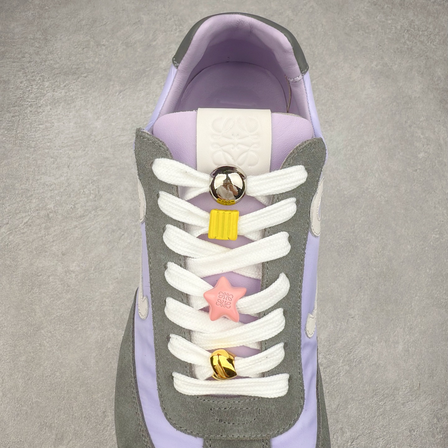 图片[5]-罗意威LOEWE 2025 | Ballet Runner2.0 新款芭蕾舞鞋 超级棒 不对称鞋头造型 作为LOEWE的标志性设计 超柔软 轻便且灵活的鞋底 新的波浪纹理橡胶外底 延伸至鞋头 升级的柔软皮革内衬和鞋床 提供最大舒适感 后跟有3D注塑橡胶徽标 真皮和皮料混搭彰显复古风格 内增高拼色德训鞋 阿甘鞋 小白鞋 拼色拼接鞋面 非常高级隐藏式小内增高 脚后跟设计新颖 柔软舒适 会被评为年度最舒适的暴走鞋 如履平地 原版细节 鞋面由进口麂皮 牛皮 原版布拼接 牛皮垫脚 原版定制磨具组合大底 原盒包装 内娱明星杨幂等众多同款上脚 小红书 一系列素材图 极具爆款 尺码 35 36 37 38 39 40 41 42 43 44 45 46-选品中心