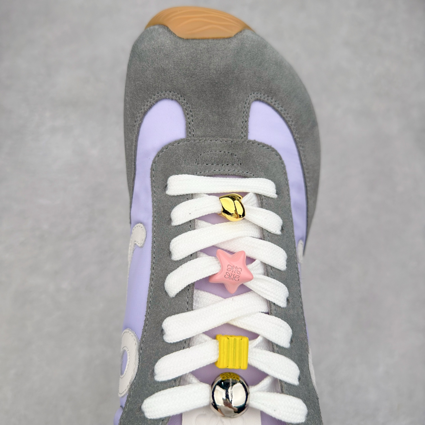 图片[4]-罗意威LOEWE 2025 | Ballet Runner2.0 新款芭蕾舞鞋 超级棒 不对称鞋头造型 作为LOEWE的标志性设计 超柔软 轻便且灵活的鞋底 新的波浪纹理橡胶外底 延伸至鞋头 升级的柔软皮革内衬和鞋床 提供最大舒适感 后跟有3D注塑橡胶徽标 真皮和皮料混搭彰显复古风格 内增高拼色德训鞋 阿甘鞋 小白鞋 拼色拼接鞋面 非常高级隐藏式小内增高 脚后跟设计新颖 柔软舒适 会被评为年度最舒适的暴走鞋 如履平地 原版细节 鞋面由进口麂皮 牛皮 原版布拼接 牛皮垫脚 原版定制磨具组合大底 原盒包装 内娱明星杨幂等众多同款上脚 小红书 一系列素材图 极具爆款 尺码 35 36 37 38 39 40 41 42 43 44 45 46-选品中心