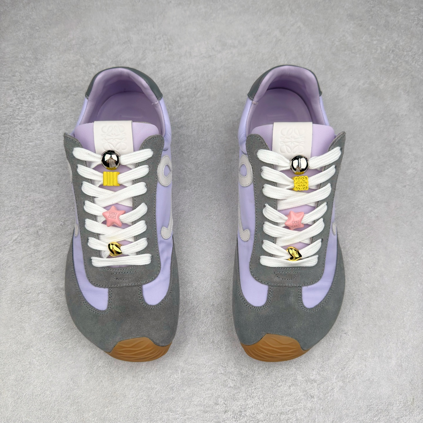 图片[2]-罗意威LOEWE 2025 | Ballet Runner2.0 新款芭蕾舞鞋 超级棒 不对称鞋头造型 作为LOEWE的标志性设计 超柔软 轻便且灵活的鞋底 新的波浪纹理橡胶外底 延伸至鞋头 升级的柔软皮革内衬和鞋床 提供最大舒适感 后跟有3D注塑橡胶徽标 真皮和皮料混搭彰显复古风格 内增高拼色德训鞋 阿甘鞋 小白鞋 拼色拼接鞋面 非常高级隐藏式小内增高 脚后跟设计新颖 柔软舒适 会被评为年度最舒适的暴走鞋 如履平地 原版细节 鞋面由进口麂皮 牛皮 原版布拼接 牛皮垫脚 原版定制磨具组合大底 原盒包装 内娱明星杨幂等众多同款上脚 小红书 一系列素材图 极具爆款 尺码 35 36 37 38 39 40 41 42 43 44 45 46-选品中心