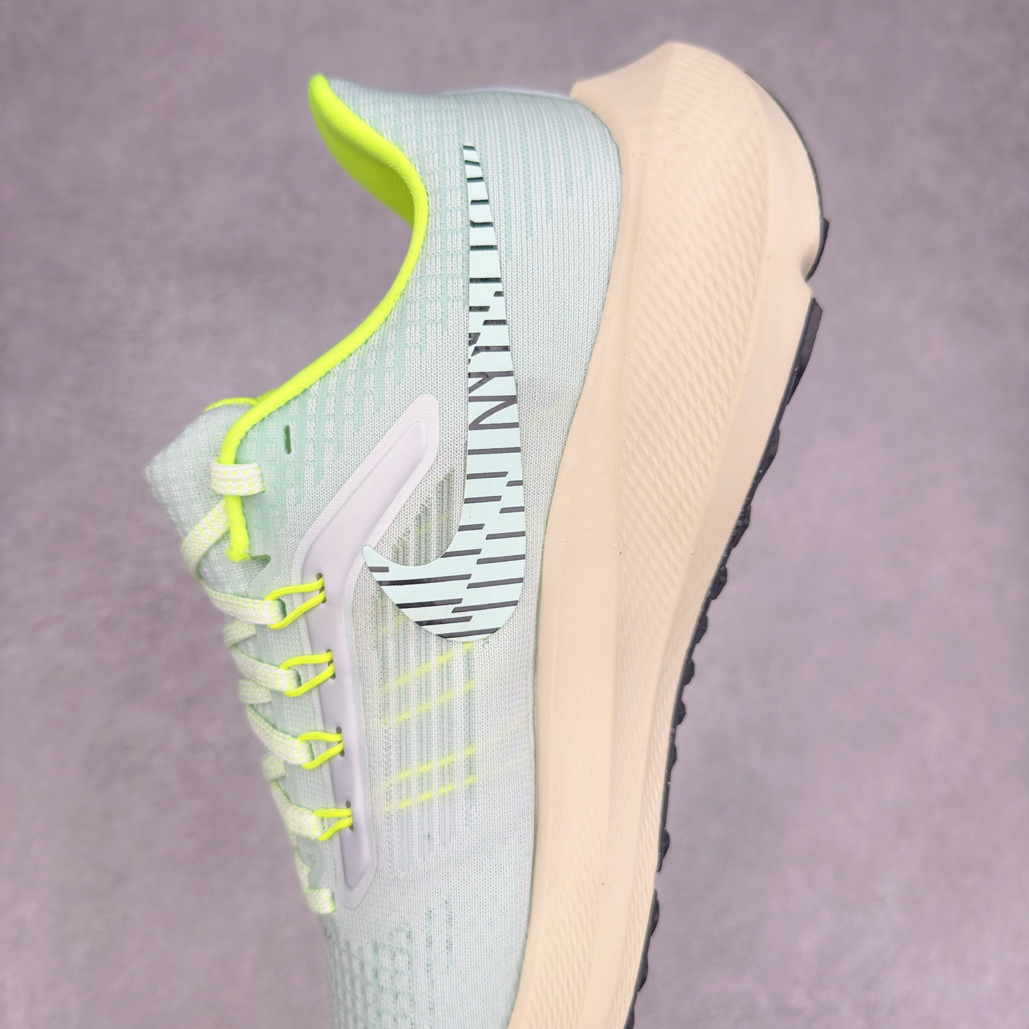 图片[7]-＃TG纯原 NK Zoom Pegasus 飞马39代马拉松系列网面透气缓震疾速跑鞋 独家渠道 市面未流通批次 奥莱直播间499 599一样的东西 碾压市面现存所有版本 公司一样的东西 超值回馈 帮你省钱 拥有 Zoom Air 一如既往的稳定感和流畅感 鞋面采用工程网眼设计 为特定高热区域营造出色透气性 进一步增加鞋面的穿孔数量 让足部能够快速散热 中足搭配 Flywire 飞线 在高速运动时营造舒适稳定的贴合感 内置Zoon气垫加持 动力十足 尺码：36 36.5 37.5 38 38.5 39 40 40.5 41 42 42.5 43 44 44.5 45-选品中心