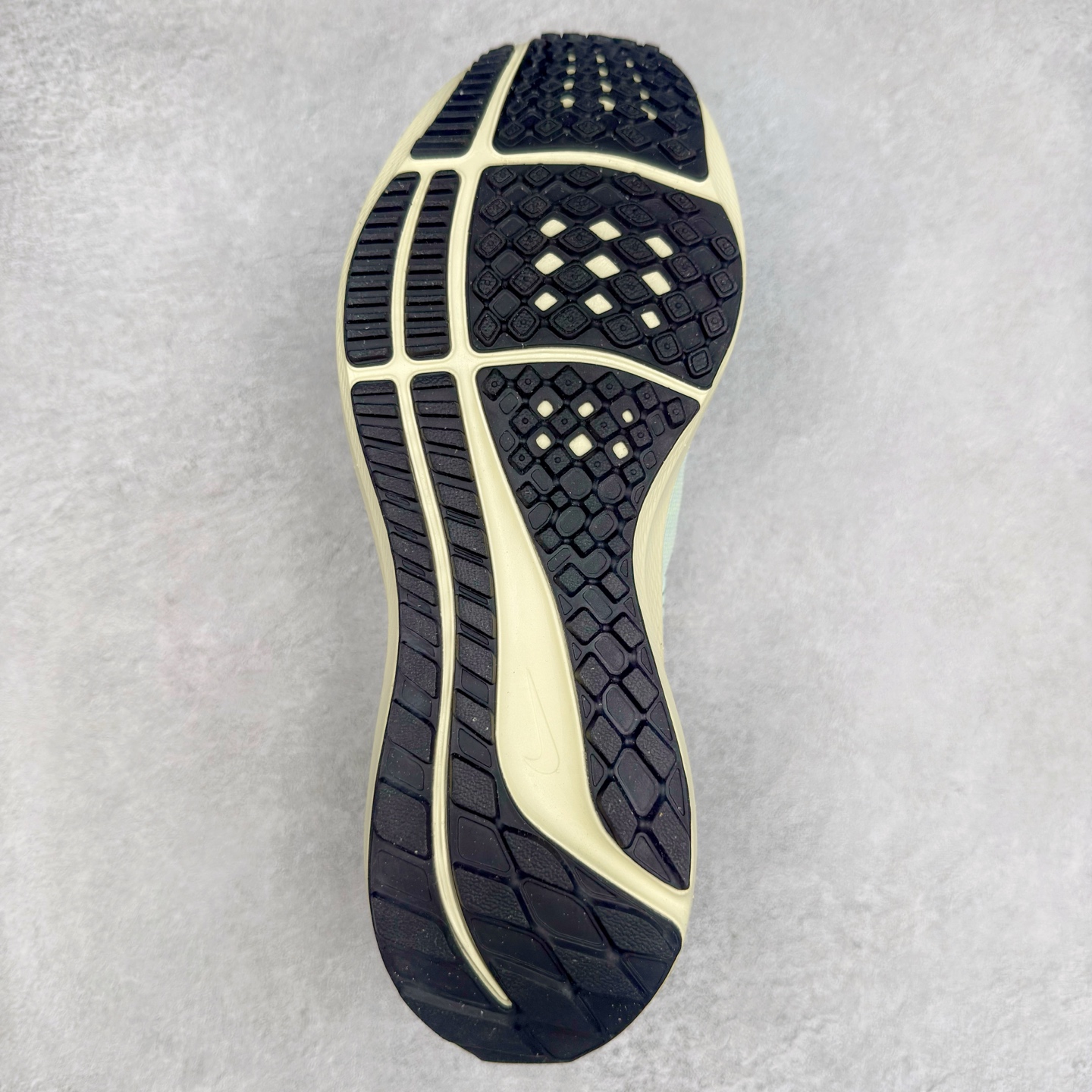 图片[9]-＃TG纯原 NK Zoom Pegasus 飞马39代马拉松系列网面透气缓震疾速跑鞋 独家渠道 市面未流通批次 奥莱直播间499 599一样的东西 碾压市面现存所有版本 公司一样的东西 超值回馈 帮你省钱 拥有 Zoom Air 一如既往的稳定感和流畅感 鞋面采用工程网眼设计 为特定高热区域营造出色透气性 进一步增加鞋面的穿孔数量 让足部能够快速散热 中足搭配 Flywire 飞线 在高速运动时营造舒适稳定的贴合感 内置Zoon气垫加持 动力十足 尺码：36 36.5 37.5 38 38.5 39 40 40.5 41 42 42.5 43 44 44.5 45-选品中心