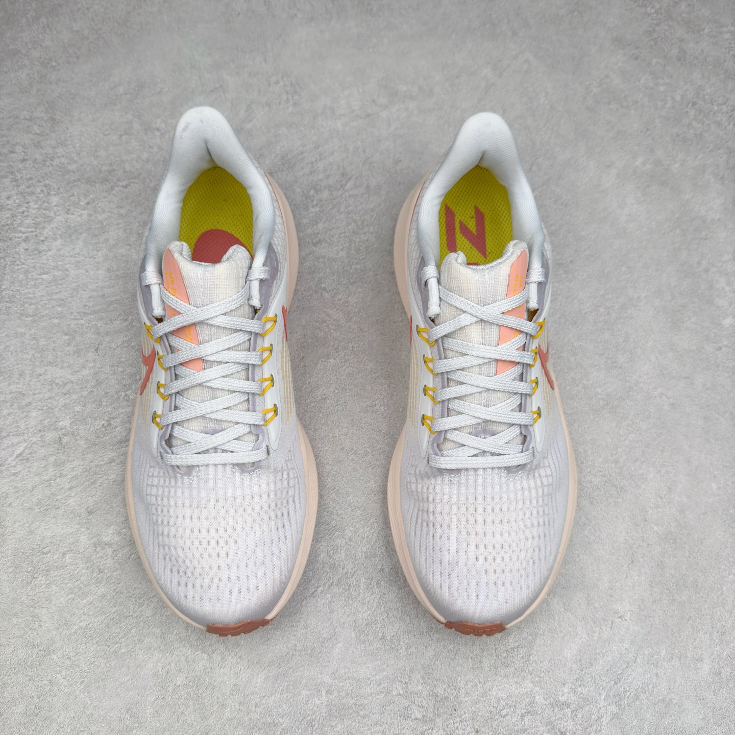 图片[2]-＃TG纯原 NK Zoom Pegasus 飞马39代马拉松系列网面透气缓震疾速跑鞋 独家渠道 市面未流通批次 奥莱直播间499 599一样的东西 碾压市面现存所有版本 公司一样的东西 超值回馈 帮你省钱 拥有 Zoom Air 一如既往的稳定感和流畅感 鞋面采用工程网眼设计 为特定高热区域营造出色透气性 进一步增加鞋面的穿孔数量 让足部能够快速散热 中足搭配 Flywire 飞线 在高速运动时营造舒适稳定的贴合感 内置Zoon气垫加持 动力十足 尺码：36 36.5 37.5 38 38.5 39 40 40.5 41 42 42.5 43 44 44.5 45-选品中心