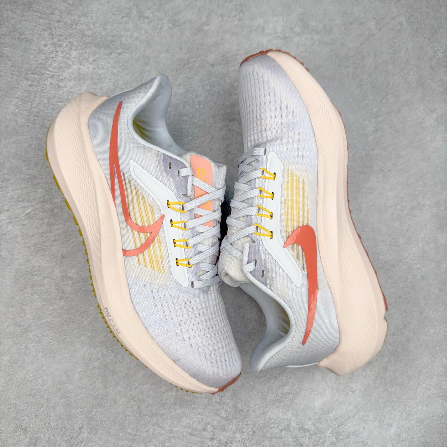 图片[3]-＃TG纯原 NK Zoom Pegasus 飞马39代马拉松系列网面透气缓震疾速跑鞋 独家渠道 市面未流通批次 奥莱直播间499 599一样的东西 碾压市面现存所有版本 公司一样的东西 超值回馈 帮你省钱 拥有 Zoom Air 一如既往的稳定感和流畅感 鞋面采用工程网眼设计 为特定高热区域营造出色透气性 进一步增加鞋面的穿孔数量 让足部能够快速散热 中足搭配 Flywire 飞线 在高速运动时营造舒适稳定的贴合感 内置Zoon气垫加持 动力十足 尺码：36 36.5 37.5 38 38.5 39 40 40.5 41 42 42.5 43 44 44.5 45-选品中心