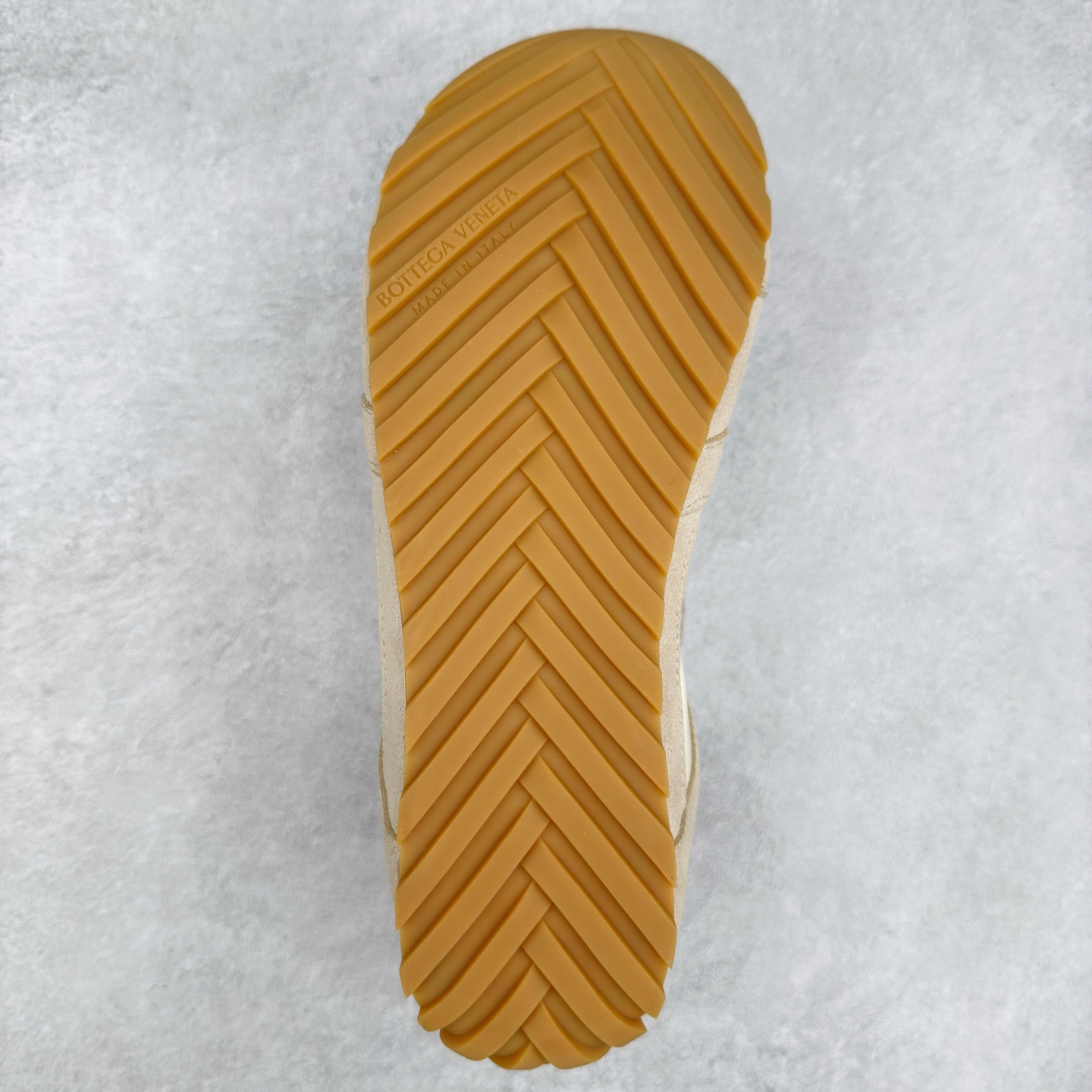 图片[9]-BOTTEGA VENETA Orbit Runner BV葆蝶家时尚休闲王一博同款老爹鞋运动鞋 原版开发 一比一打造 相似度百分之99以上 市场一梯队级别品质 区别市场任何标文顶级品质版本 采用轻质科技网布面料 搭配几何图案设计橡胶外底 王炸系列 高版本 认准套包工艺 实际增高很多哦 还是一样显腿细非常nice 耐玩耐造 对标对版 套包鞋工艺 认准高版本 大底选用拼色TPU大底 配置原版包装 尺码：35 36 37 38 39 40 41 42 43 44 45-选品中心