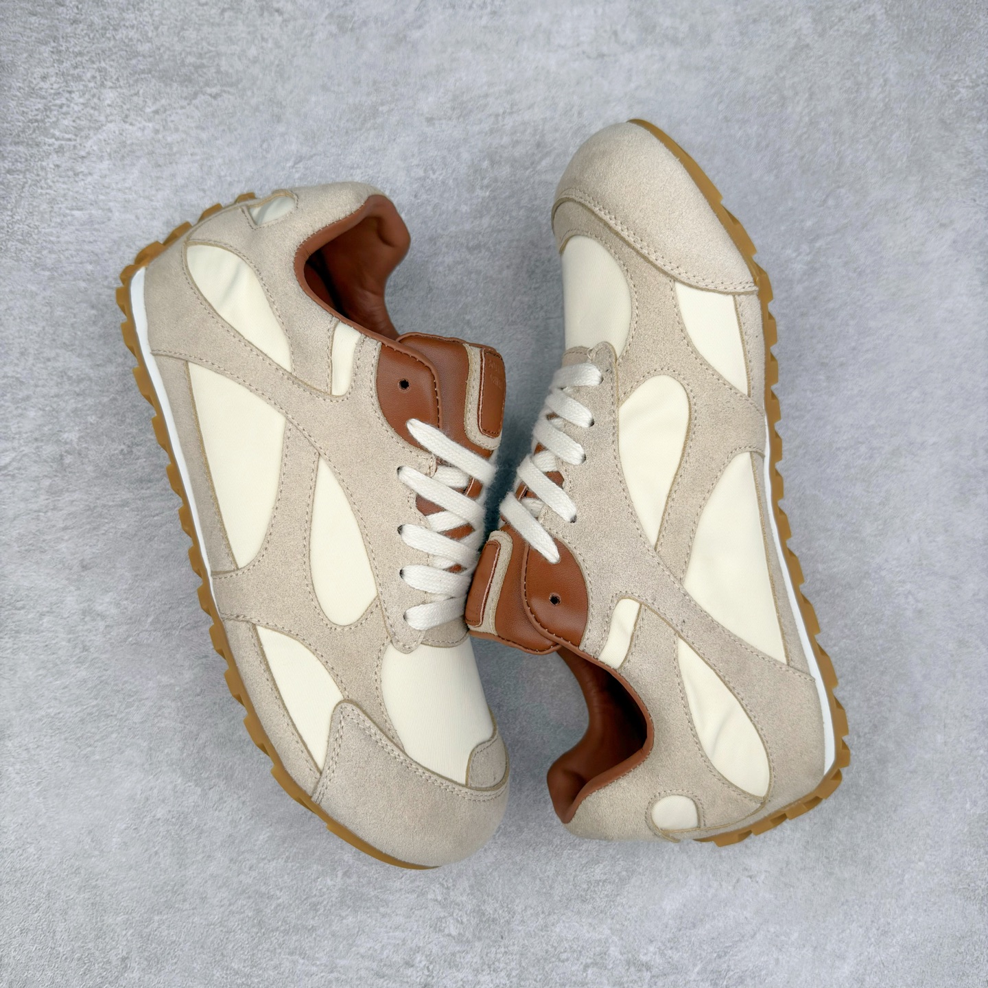 图片[3]-BOTTEGA VENETA Orbit Runner BV葆蝶家时尚休闲王一博同款老爹鞋运动鞋 原版开发 一比一打造 相似度百分之99以上 市场一梯队级别品质 区别市场任何标文顶级品质版本 采用轻质科技网布面料 搭配几何图案设计橡胶外底 王炸系列 高版本 认准套包工艺 实际增高很多哦 还是一样显腿细非常nice 耐玩耐造 对标对版 套包鞋工艺 认准高版本 大底选用拼色TPU大底 配置原版包装 尺码：35 36 37 38 39 40 41 42 43 44 45-选品中心