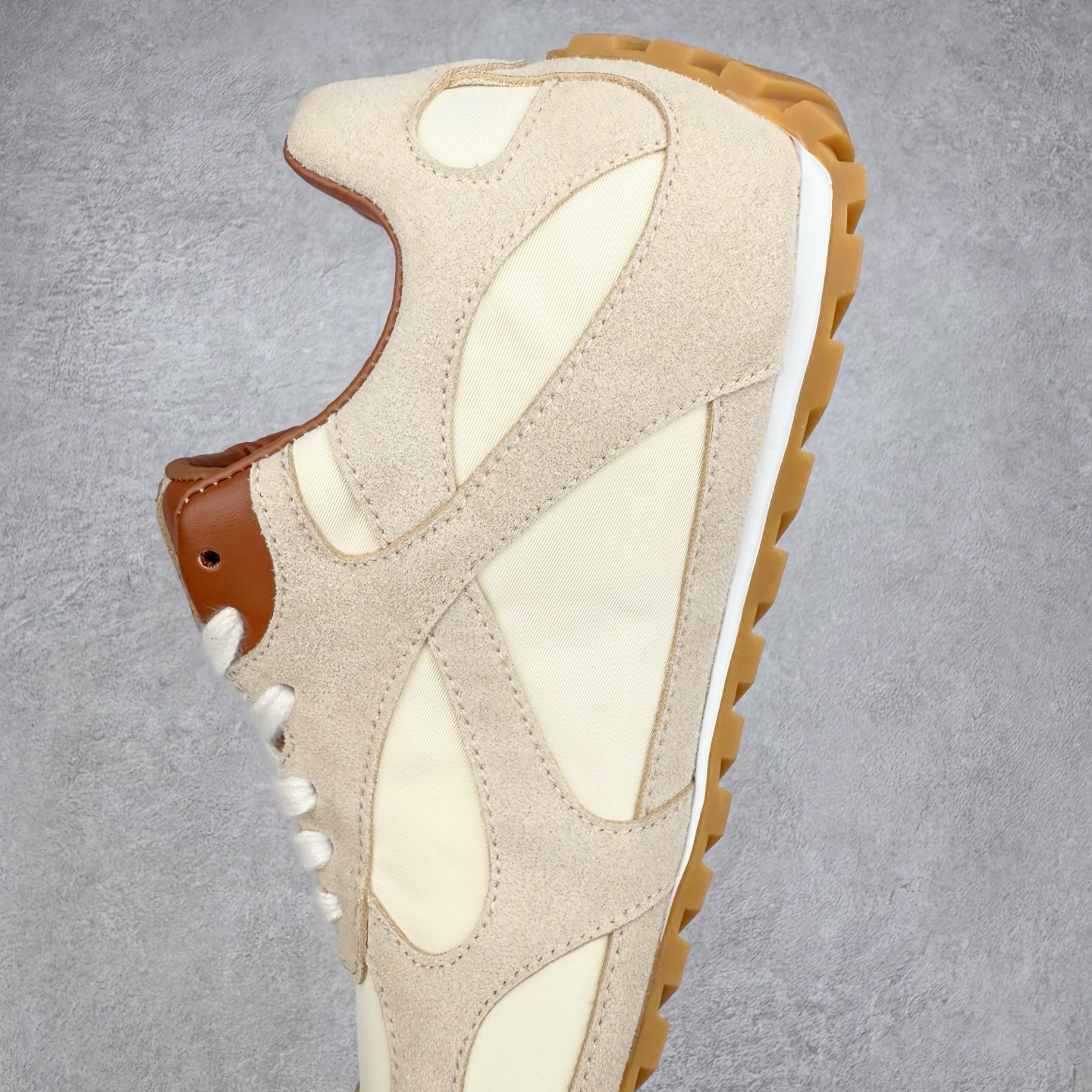 图片[7]-BOTTEGA VENETA Orbit Runner BV葆蝶家时尚休闲王一博同款老爹鞋运动鞋 原版开发 一比一打造 相似度百分之99以上 市场一梯队级别品质 区别市场任何标文顶级品质版本 采用轻质科技网布面料 搭配几何图案设计橡胶外底 王炸系列 高版本 认准套包工艺 实际增高很多哦 还是一样显腿细非常nice 耐玩耐造 对标对版 套包鞋工艺 认准高版本 大底选用拼色TPU大底 配置原版包装 尺码：35 36 37 38 39 40 41 42 43 44 45-选品中心