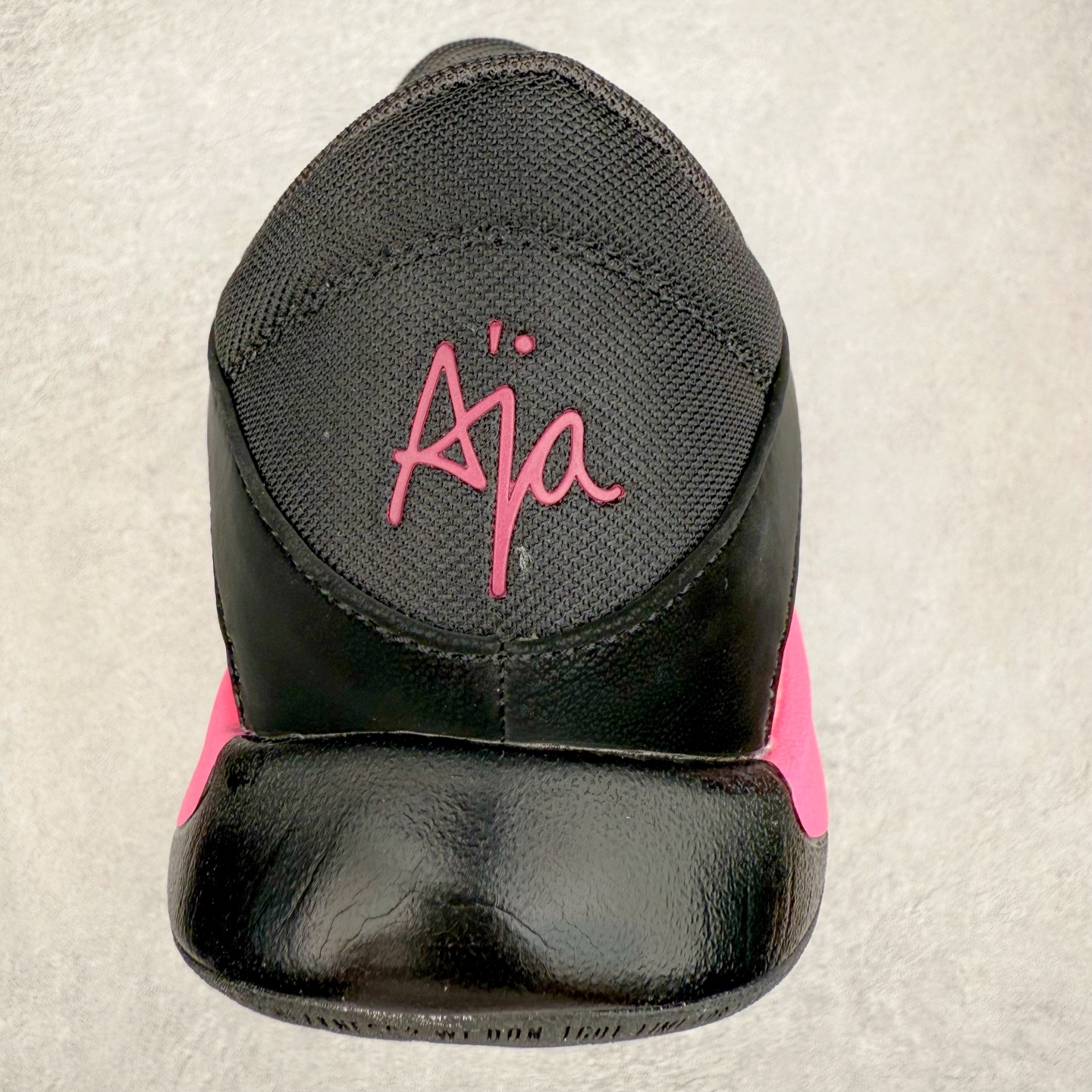 图片[8]-Nike A\’One 舒适百搭防滑耐磨低帮篮球鞋 FZ8606-001 鞋款的主人正是当今 WNBA 现役第一人阿贾·威尔逊。鞋款被命名为 Nike A’One，结合了代目和阿贾的名字，显得十分巧妙。这双鞋历经两年多的精心研发，采用先进的 Cushlon ST2 泡棉技术，提供灵敏的缓震性能，并对抓地力进行了全面革新，确保运动员在球场上能够平稳、迅速地移动。透气网眼鞋面为运动员提供了顶级的支撑效果，非常适合那些勇于挑战极限的球场勇士。尺码：40 40.5 41 42 42.5 43 44 44.5 45 46-选品中心