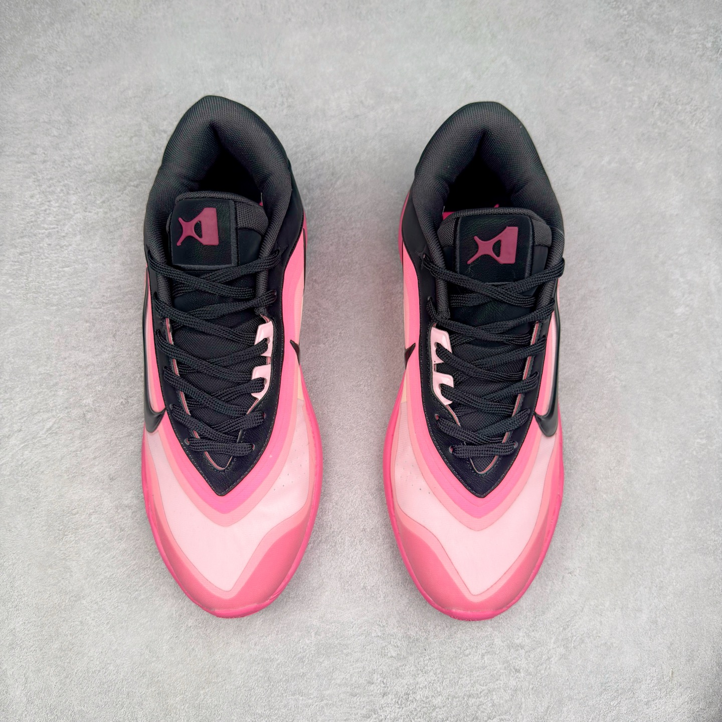 图片[2]-Nike A\’One 舒适百搭防滑耐磨低帮篮球鞋 FZ8606-001 鞋款的主人正是当今 WNBA 现役第一人阿贾·威尔逊。鞋款被命名为 Nike A’One，结合了代目和阿贾的名字，显得十分巧妙。这双鞋历经两年多的精心研发，采用先进的 Cushlon ST2 泡棉技术，提供灵敏的缓震性能，并对抓地力进行了全面革新，确保运动员在球场上能够平稳、迅速地移动。透气网眼鞋面为运动员提供了顶级的支撑效果，非常适合那些勇于挑战极限的球场勇士。尺码：40 40.5 41 42 42.5 43 44 44.5 45 46-选品中心