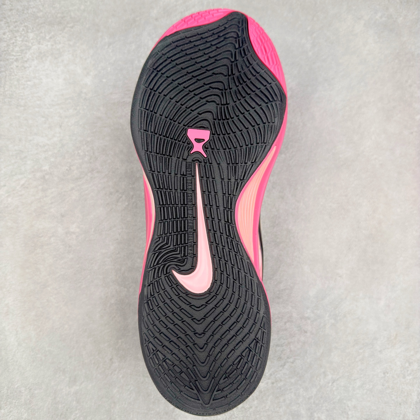 图片[9]-Nike A\’One 舒适百搭防滑耐磨低帮篮球鞋 FZ8606-001 鞋款的主人正是当今 WNBA 现役第一人阿贾·威尔逊。鞋款被命名为 Nike A’One，结合了代目和阿贾的名字，显得十分巧妙。这双鞋历经两年多的精心研发，采用先进的 Cushlon ST2 泡棉技术，提供灵敏的缓震性能，并对抓地力进行了全面革新，确保运动员在球场上能够平稳、迅速地移动。透气网眼鞋面为运动员提供了顶级的支撑效果，非常适合那些勇于挑战极限的球场勇士。尺码：40 40.5 41 42 42.5 43 44 44.5 45 46-选品中心