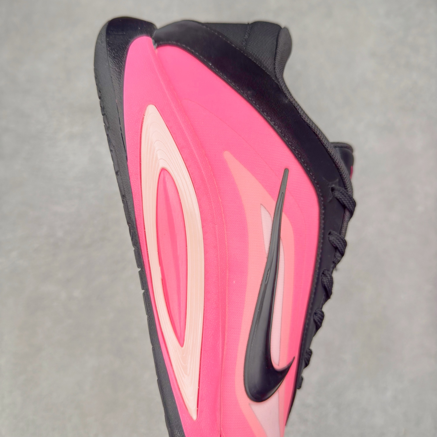 图片[6]-Nike A\’One 舒适百搭防滑耐磨低帮篮球鞋 FZ8606-001 鞋款的主人正是当今 WNBA 现役第一人阿贾·威尔逊。鞋款被命名为 Nike A’One，结合了代目和阿贾的名字，显得十分巧妙。这双鞋历经两年多的精心研发，采用先进的 Cushlon ST2 泡棉技术，提供灵敏的缓震性能，并对抓地力进行了全面革新，确保运动员在球场上能够平稳、迅速地移动。透气网眼鞋面为运动员提供了顶级的支撑效果，非常适合那些勇于挑战极限的球场勇士。尺码：40 40.5 41 42 42.5 43 44 44.5 45 46-选品中心