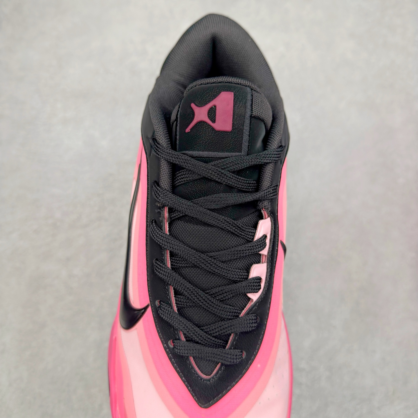 图片[5]-Nike A\’One 舒适百搭防滑耐磨低帮篮球鞋 FZ8606-001 鞋款的主人正是当今 WNBA 现役第一人阿贾·威尔逊。鞋款被命名为 Nike A’One，结合了代目和阿贾的名字，显得十分巧妙。这双鞋历经两年多的精心研发，采用先进的 Cushlon ST2 泡棉技术，提供灵敏的缓震性能，并对抓地力进行了全面革新，确保运动员在球场上能够平稳、迅速地移动。透气网眼鞋面为运动员提供了顶级的支撑效果，非常适合那些勇于挑战极限的球场勇士。尺码：40 40.5 41 42 42.5 43 44 44.5 45 46-选品中心