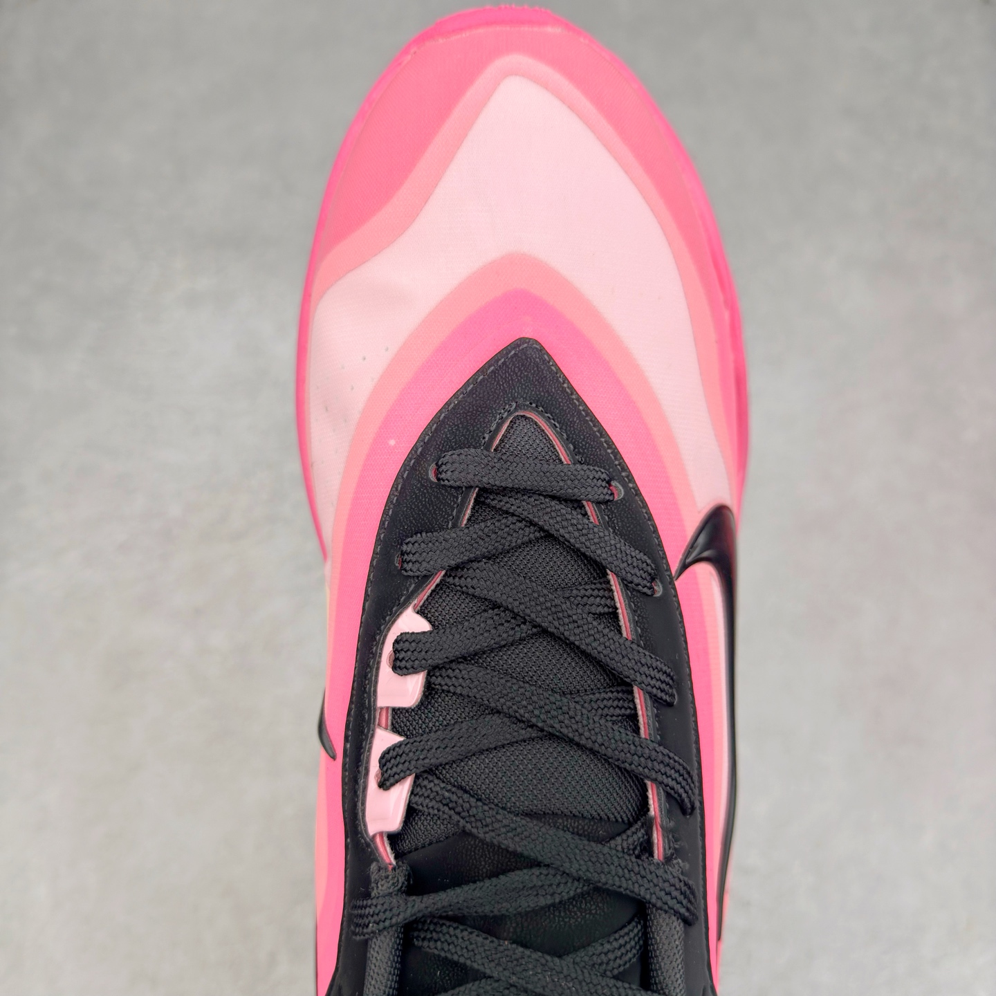 图片[4]-Nike A\’One 舒适百搭防滑耐磨低帮篮球鞋 FZ8606-001 鞋款的主人正是当今 WNBA 现役第一人阿贾·威尔逊。鞋款被命名为 Nike A’One，结合了代目和阿贾的名字，显得十分巧妙。这双鞋历经两年多的精心研发，采用先进的 Cushlon ST2 泡棉技术，提供灵敏的缓震性能，并对抓地力进行了全面革新，确保运动员在球场上能够平稳、迅速地移动。透气网眼鞋面为运动员提供了顶级的支撑效果，非常适合那些勇于挑战极限的球场勇士。尺码：40 40.5 41 42 42.5 43 44 44.5 45 46-选品中心