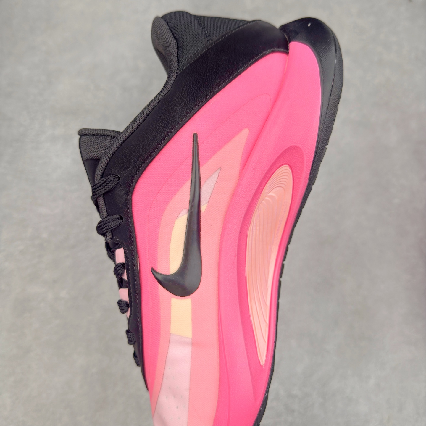 图片[7]-Nike A\’One 舒适百搭防滑耐磨低帮篮球鞋 FZ8606-001 鞋款的主人正是当今 WNBA 现役第一人阿贾·威尔逊。鞋款被命名为 Nike A’One，结合了代目和阿贾的名字，显得十分巧妙。这双鞋历经两年多的精心研发，采用先进的 Cushlon ST2 泡棉技术，提供灵敏的缓震性能，并对抓地力进行了全面革新，确保运动员在球场上能够平稳、迅速地移动。透气网眼鞋面为运动员提供了顶级的支撑效果，非常适合那些勇于挑战极限的球场勇士。尺码：40 40.5 41 42 42.5 43 44 44.5 45 46-选品中心