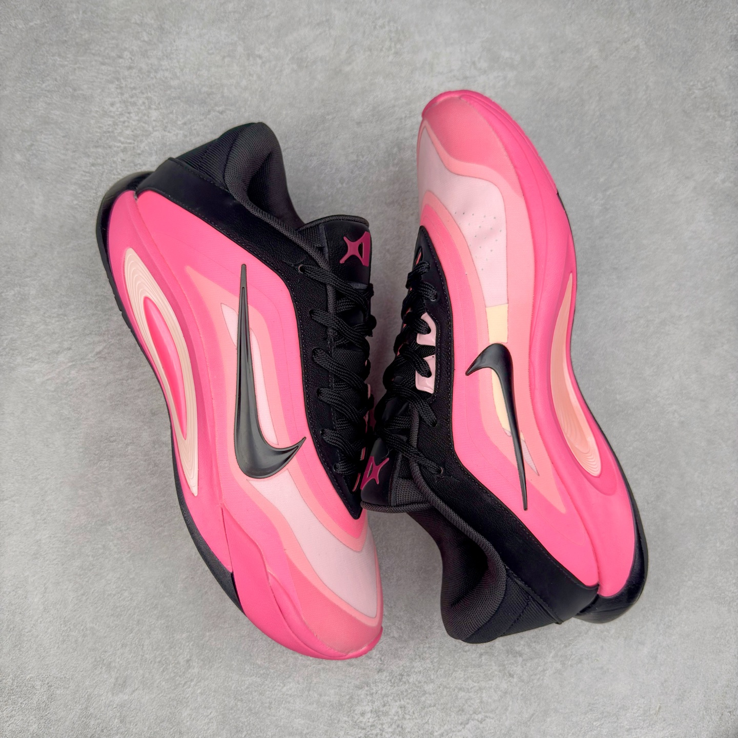 图片[3]-Nike A\’One 舒适百搭防滑耐磨低帮篮球鞋 FZ8606-001 鞋款的主人正是当今 WNBA 现役第一人阿贾·威尔逊。鞋款被命名为 Nike A’One，结合了代目和阿贾的名字，显得十分巧妙。这双鞋历经两年多的精心研发，采用先进的 Cushlon ST2 泡棉技术，提供灵敏的缓震性能，并对抓地力进行了全面革新，确保运动员在球场上能够平稳、迅速地移动。透气网眼鞋面为运动员提供了顶级的支撑效果，非常适合那些勇于挑战极限的球场勇士。尺码：40 40.5 41 42 42.5 43 44 44.5 45 46-选品中心