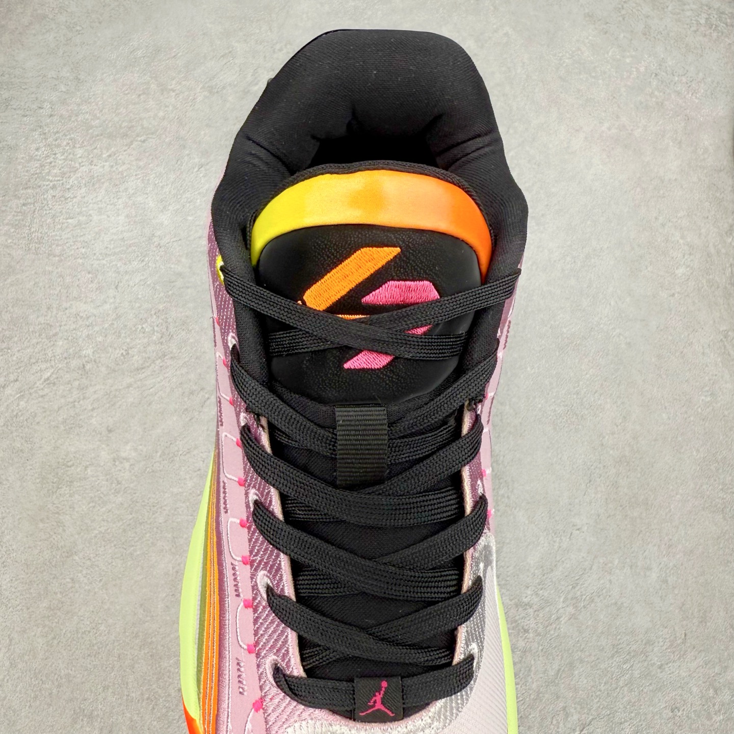 图片[5]-Jordan Luka 4 卢卡东契奇签名实战舒适时尚减震防滑低帮篮球鞋 IB7904-600 首先，中底方面，在保持全掌 Cushlon 3.0 的基础上，首次在前掌加入了一块 Zoom Air 气垫，进一步提升响应反馈。除此之外，作为每一代 Luka 签名鞋都会拥有的标志性科技，IsoPlate 本次也进行优化，为东契奇在赛场上摆脱防守、寻求突破空间、施展拿手的后撤步，提供了可靠的稳定保障。鞋面采用从 Luka 1 升级而来的 Flightwire 技术，在保证球鞋透气性的同时，在关键部位进行线条支撑补强，给予双脚更加扎实的包裹。除此之外，外底也采用全新科技，相比我们熟悉的 XDR 橡胶，在保持出色耐用性与抓地力的同时，重量更轻。后跟部位的立体盾型位置，点缀有同样呼应斯洛文尼亚国徽的三颗星星。加之鞋舌部位，在类似斑驳质感的皮料上，刺绣有醒目的东契奇个人 Logo 刺绣，突显个人签名鞋的专属身份。尺码：40 40.5 41 42 42.5 43 44 44.5 45 46-选品中心