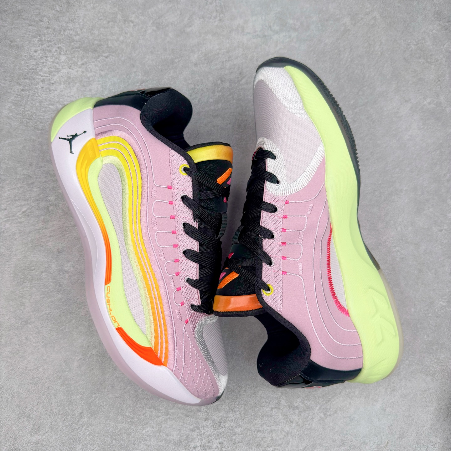 图片[3]-Jordan Luka 4 卢卡东契奇签名实战舒适时尚减震防滑低帮篮球鞋 IB7904-600 首先，中底方面，在保持全掌 Cushlon 3.0 的基础上，首次在前掌加入了一块 Zoom Air 气垫，进一步提升响应反馈。除此之外，作为每一代 Luka 签名鞋都会拥有的标志性科技，IsoPlate 本次也进行优化，为东契奇在赛场上摆脱防守、寻求突破空间、施展拿手的后撤步，提供了可靠的稳定保障。鞋面采用从 Luka 1 升级而来的 Flightwire 技术，在保证球鞋透气性的同时，在关键部位进行线条支撑补强，给予双脚更加扎实的包裹。除此之外，外底也采用全新科技，相比我们熟悉的 XDR 橡胶，在保持出色耐用性与抓地力的同时，重量更轻。后跟部位的立体盾型位置，点缀有同样呼应斯洛文尼亚国徽的三颗星星。加之鞋舌部位，在类似斑驳质感的皮料上，刺绣有醒目的东契奇个人 Logo 刺绣，突显个人签名鞋的专属身份。尺码：40 40.5 41 42 42.5 43 44 44.5 45 46-选品中心