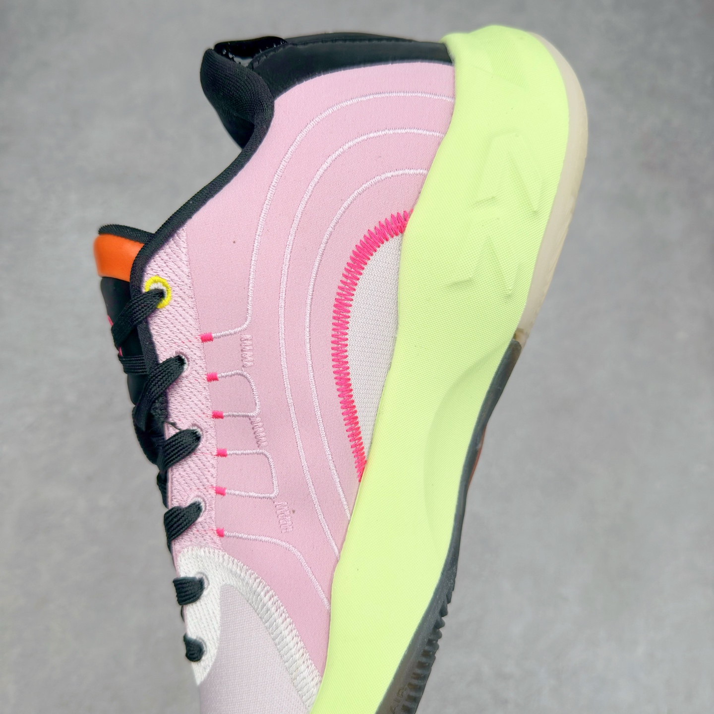 图片[7]-Jordan Luka 4 卢卡东契奇签名实战舒适时尚减震防滑低帮篮球鞋 IB7904-600 首先，中底方面，在保持全掌 Cushlon 3.0 的基础上，首次在前掌加入了一块 Zoom Air 气垫，进一步提升响应反馈。除此之外，作为每一代 Luka 签名鞋都会拥有的标志性科技，IsoPlate 本次也进行优化，为东契奇在赛场上摆脱防守、寻求突破空间、施展拿手的后撤步，提供了可靠的稳定保障。鞋面采用从 Luka 1 升级而来的 Flightwire 技术，在保证球鞋透气性的同时，在关键部位进行线条支撑补强，给予双脚更加扎实的包裹。除此之外，外底也采用全新科技，相比我们熟悉的 XDR 橡胶，在保持出色耐用性与抓地力的同时，重量更轻。后跟部位的立体盾型位置，点缀有同样呼应斯洛文尼亚国徽的三颗星星。加之鞋舌部位，在类似斑驳质感的皮料上，刺绣有醒目的东契奇个人 Logo 刺绣，突显个人签名鞋的专属身份。尺码：40 40.5 41 42 42.5 43 44 44.5 45 46-选品中心