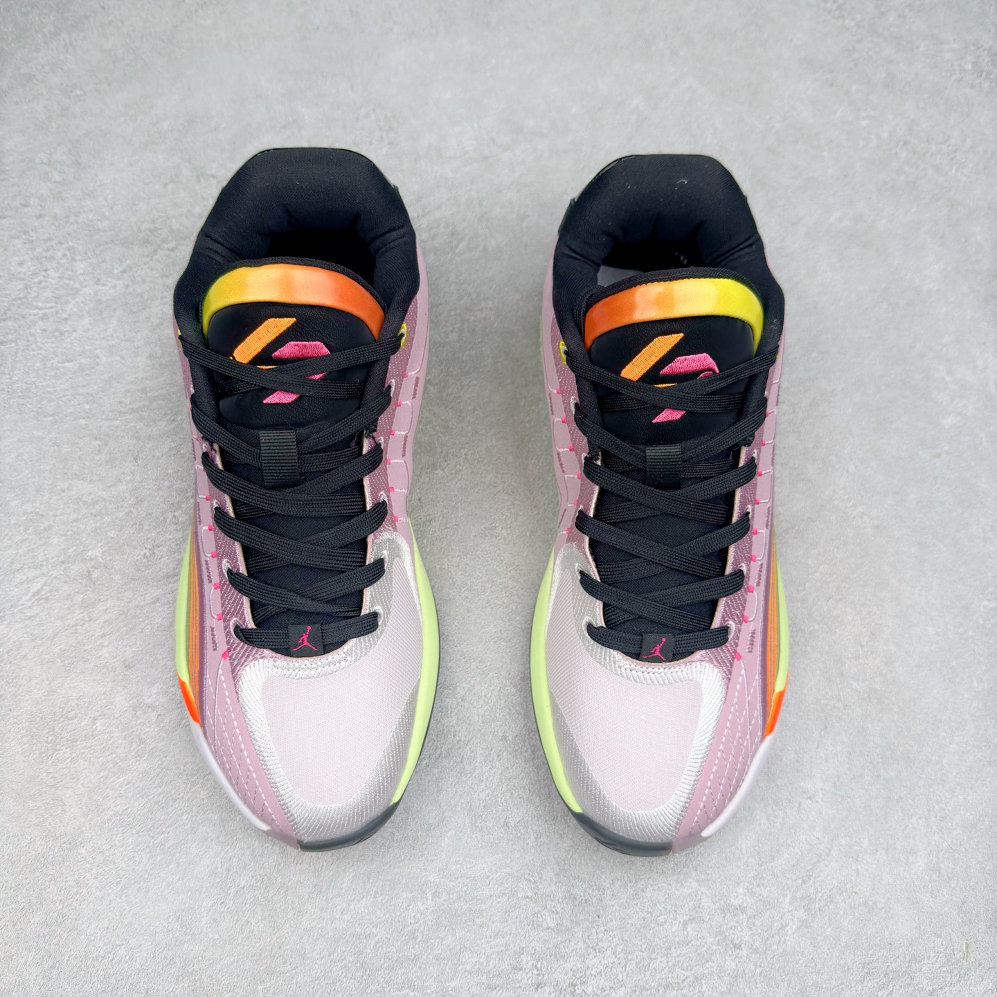 图片[2]-Jordan Luka 4 卢卡东契奇签名实战舒适时尚减震防滑低帮篮球鞋 IB7904-600 首先，中底方面，在保持全掌 Cushlon 3.0 的基础上，首次在前掌加入了一块 Zoom Air 气垫，进一步提升响应反馈。除此之外，作为每一代 Luka 签名鞋都会拥有的标志性科技，IsoPlate 本次也进行优化，为东契奇在赛场上摆脱防守、寻求突破空间、施展拿手的后撤步，提供了可靠的稳定保障。鞋面采用从 Luka 1 升级而来的 Flightwire 技术，在保证球鞋透气性的同时，在关键部位进行线条支撑补强，给予双脚更加扎实的包裹。除此之外，外底也采用全新科技，相比我们熟悉的 XDR 橡胶，在保持出色耐用性与抓地力的同时，重量更轻。后跟部位的立体盾型位置，点缀有同样呼应斯洛文尼亚国徽的三颗星星。加之鞋舌部位，在类似斑驳质感的皮料上，刺绣有醒目的东契奇个人 Logo 刺绣，突显个人签名鞋的专属身份。尺码：40 40.5 41 42 42.5 43 44 44.5 45 46-选品中心