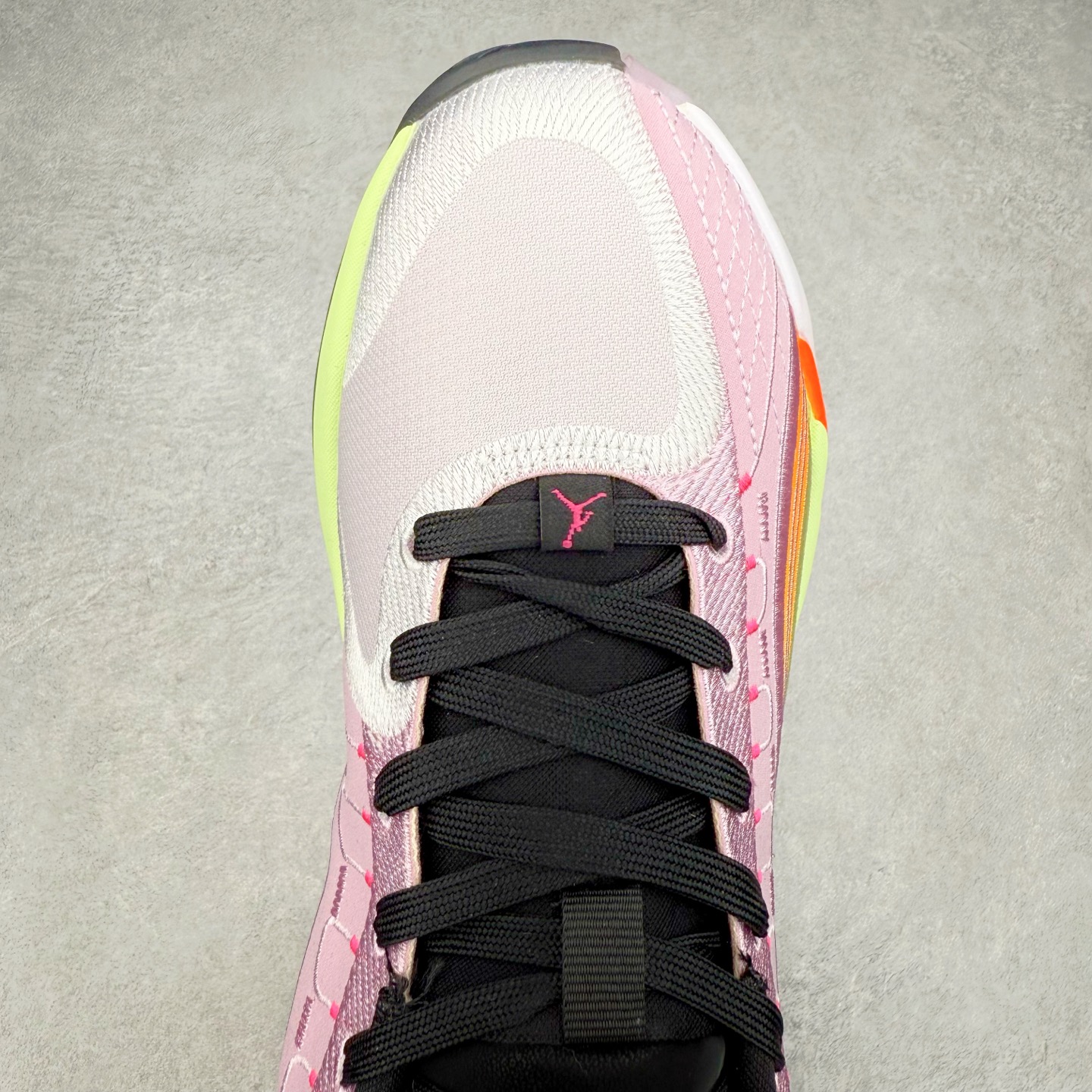 图片[4]-Jordan Luka 4 卢卡东契奇签名实战舒适时尚减震防滑低帮篮球鞋 IB7904-600 首先，中底方面，在保持全掌 Cushlon 3.0 的基础上，首次在前掌加入了一块 Zoom Air 气垫，进一步提升响应反馈。除此之外，作为每一代 Luka 签名鞋都会拥有的标志性科技，IsoPlate 本次也进行优化，为东契奇在赛场上摆脱防守、寻求突破空间、施展拿手的后撤步，提供了可靠的稳定保障。鞋面采用从 Luka 1 升级而来的 Flightwire 技术，在保证球鞋透气性的同时，在关键部位进行线条支撑补强，给予双脚更加扎实的包裹。除此之外，外底也采用全新科技，相比我们熟悉的 XDR 橡胶，在保持出色耐用性与抓地力的同时，重量更轻。后跟部位的立体盾型位置，点缀有同样呼应斯洛文尼亚国徽的三颗星星。加之鞋舌部位，在类似斑驳质感的皮料上，刺绣有醒目的东契奇个人 Logo 刺绣，突显个人签名鞋的专属身份。尺码：40 40.5 41 42 42.5 43 44 44.5 45 46-选品中心