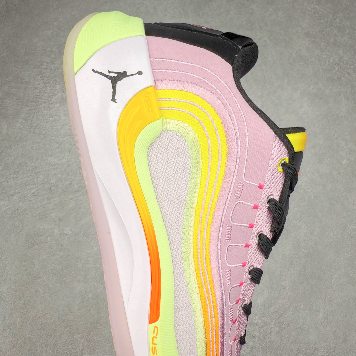 图片[6]-Jordan Luka 4 卢卡东契奇签名实战舒适时尚减震防滑低帮篮球鞋 IB7904-600 首先，中底方面，在保持全掌 Cushlon 3.0 的基础上，首次在前掌加入了一块 Zoom Air 气垫，进一步提升响应反馈。除此之外，作为每一代 Luka 签名鞋都会拥有的标志性科技，IsoPlate 本次也进行优化，为东契奇在赛场上摆脱防守、寻求突破空间、施展拿手的后撤步，提供了可靠的稳定保障。鞋面采用从 Luka 1 升级而来的 Flightwire 技术，在保证球鞋透气性的同时，在关键部位进行线条支撑补强，给予双脚更加扎实的包裹。除此之外，外底也采用全新科技，相比我们熟悉的 XDR 橡胶，在保持出色耐用性与抓地力的同时，重量更轻。后跟部位的立体盾型位置，点缀有同样呼应斯洛文尼亚国徽的三颗星星。加之鞋舌部位，在类似斑驳质感的皮料上，刺绣有醒目的东契奇个人 Logo 刺绣，突显个人签名鞋的专属身份。尺码：40 40.5 41 42 42.5 43 44 44.5 45 46-选品中心