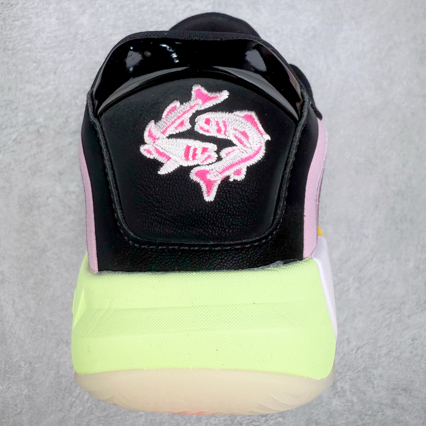 图片[8]-Jordan Luka 4 卢卡东契奇签名实战舒适时尚减震防滑低帮篮球鞋 IB7904-600 首先，中底方面，在保持全掌 Cushlon 3.0 的基础上，首次在前掌加入了一块 Zoom Air 气垫，进一步提升响应反馈。除此之外，作为每一代 Luka 签名鞋都会拥有的标志性科技，IsoPlate 本次也进行优化，为东契奇在赛场上摆脱防守、寻求突破空间、施展拿手的后撤步，提供了可靠的稳定保障。鞋面采用从 Luka 1 升级而来的 Flightwire 技术，在保证球鞋透气性的同时，在关键部位进行线条支撑补强，给予双脚更加扎实的包裹。除此之外，外底也采用全新科技，相比我们熟悉的 XDR 橡胶，在保持出色耐用性与抓地力的同时，重量更轻。后跟部位的立体盾型位置，点缀有同样呼应斯洛文尼亚国徽的三颗星星。加之鞋舌部位，在类似斑驳质感的皮料上，刺绣有醒目的东契奇个人 Logo 刺绣，突显个人签名鞋的专属身份。尺码：40 40.5 41 42 42.5 43 44 44.5 45 46-选品中心