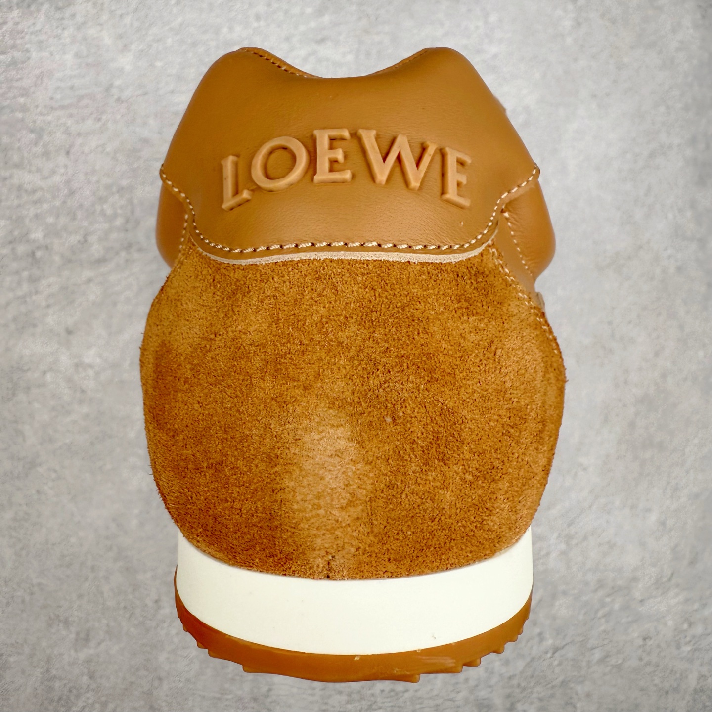 图片[8]-罗意威LOEWE 2025 | Ballet Runner2.0 新款芭蕾舞鞋 超级棒 不对称鞋头造型 作为LOEWE的标志性设计 超柔软 轻便且灵活的鞋底 新的波浪纹理橡胶外底 延伸至鞋头 升级的柔软皮革内衬和鞋床 提供最大舒适感 后跟有3D注塑橡胶徽标 真皮和皮料混搭彰显复古风格 内增高拼色德训鞋 阿甘鞋 小白鞋 拼色拼接鞋面 非常高级隐藏式小内增高 脚后跟设计新颖 柔软舒适 会被评为年度最舒适的暴走鞋 如履平地 原版细节 鞋面由进口麂皮 牛皮 原版布拼接 牛皮垫脚 原版定制磨具组合大底 原盒包装 内娱明星杨幂等众多同款上脚 小红书 一系列素材图 极具爆款 尺码 35 36 37 38 39 40 41 42 43 44 45 46-选品中心