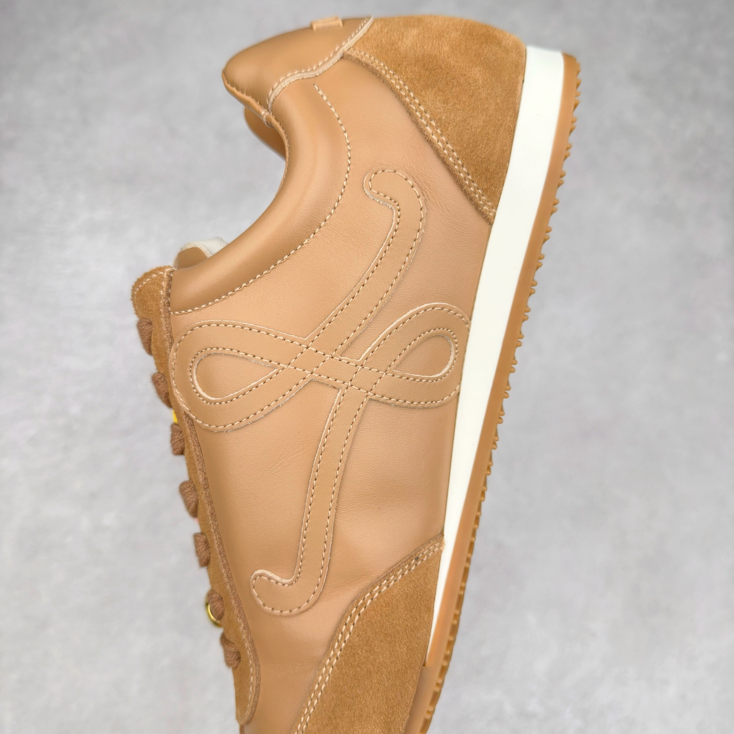 图片[7]-罗意威LOEWE 2025 | Ballet Runner2.0 新款芭蕾舞鞋 超级棒 不对称鞋头造型 作为LOEWE的标志性设计 超柔软 轻便且灵活的鞋底 新的波浪纹理橡胶外底 延伸至鞋头 升级的柔软皮革内衬和鞋床 提供最大舒适感 后跟有3D注塑橡胶徽标 真皮和皮料混搭彰显复古风格 内增高拼色德训鞋 阿甘鞋 小白鞋 拼色拼接鞋面 非常高级隐藏式小内增高 脚后跟设计新颖 柔软舒适 会被评为年度最舒适的暴走鞋 如履平地 原版细节 鞋面由进口麂皮 牛皮 原版布拼接 牛皮垫脚 原版定制磨具组合大底 原盒包装 内娱明星杨幂等众多同款上脚 小红书 一系列素材图 极具爆款 尺码 35 36 37 38 39 40 41 42 43 44 45 46-选品中心