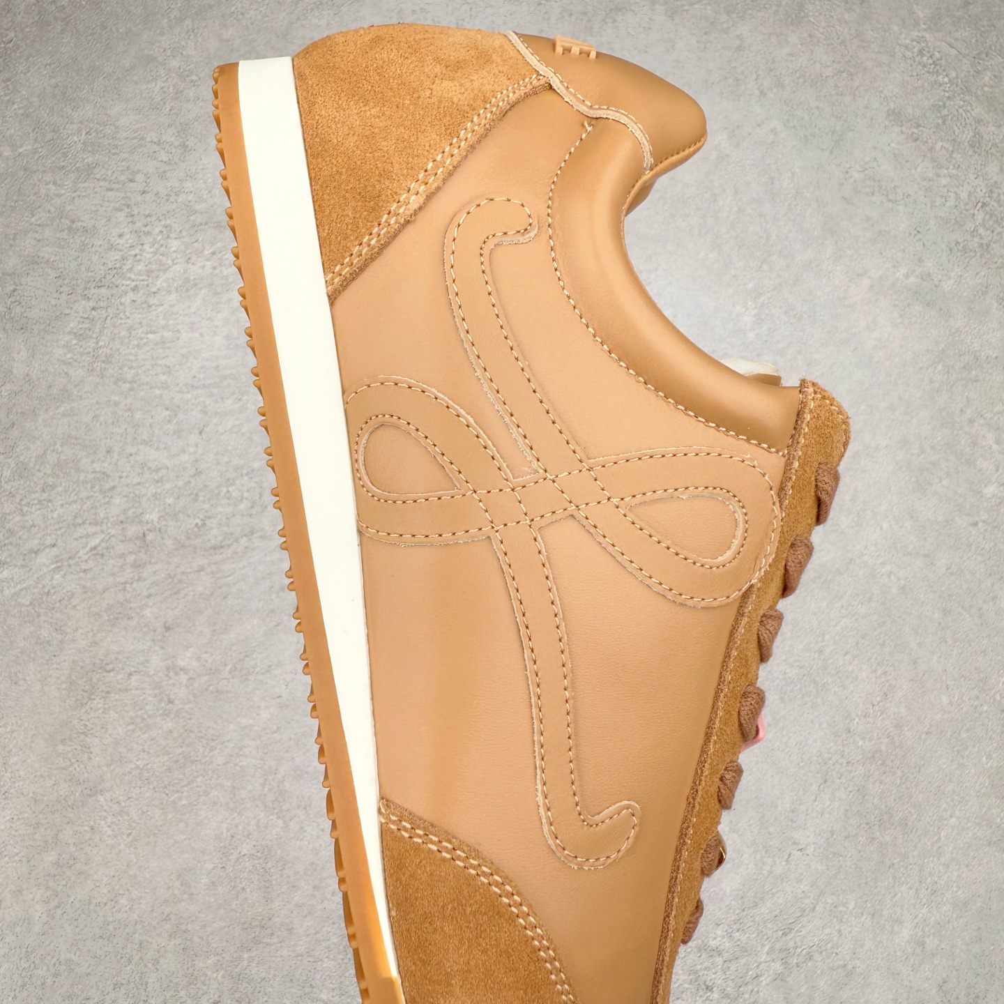 图片[6]-罗意威LOEWE 2025 | Ballet Runner2.0 新款芭蕾舞鞋 超级棒 不对称鞋头造型 作为LOEWE的标志性设计 超柔软 轻便且灵活的鞋底 新的波浪纹理橡胶外底 延伸至鞋头 升级的柔软皮革内衬和鞋床 提供最大舒适感 后跟有3D注塑橡胶徽标 真皮和皮料混搭彰显复古风格 内增高拼色德训鞋 阿甘鞋 小白鞋 拼色拼接鞋面 非常高级隐藏式小内增高 脚后跟设计新颖 柔软舒适 会被评为年度最舒适的暴走鞋 如履平地 原版细节 鞋面由进口麂皮 牛皮 原版布拼接 牛皮垫脚 原版定制磨具组合大底 原盒包装 内娱明星杨幂等众多同款上脚 小红书 一系列素材图 极具爆款 尺码 35 36 37 38 39 40 41 42 43 44 45 46-选品中心