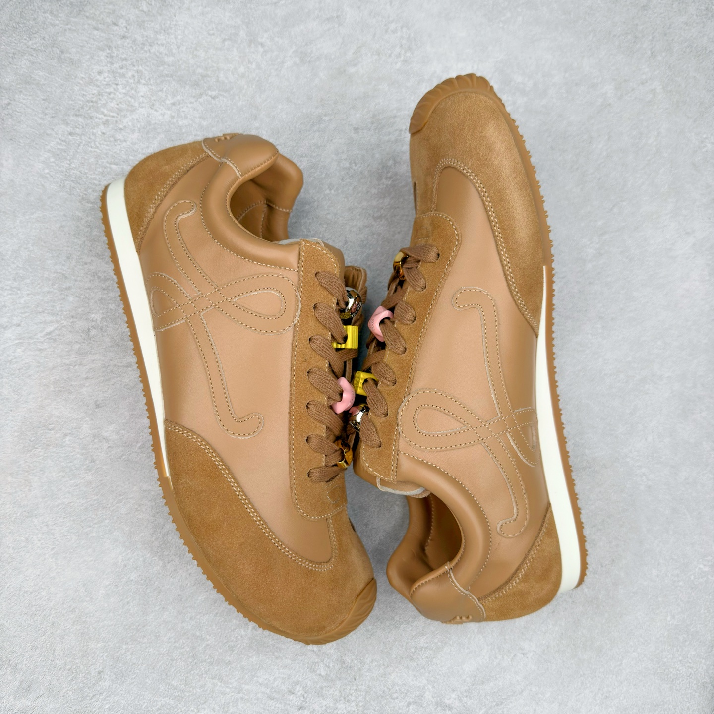 图片[3]-罗意威LOEWE 2025 | Ballet Runner2.0 新款芭蕾舞鞋 超级棒 不对称鞋头造型 作为LOEWE的标志性设计 超柔软 轻便且灵活的鞋底 新的波浪纹理橡胶外底 延伸至鞋头 升级的柔软皮革内衬和鞋床 提供最大舒适感 后跟有3D注塑橡胶徽标 真皮和皮料混搭彰显复古风格 内增高拼色德训鞋 阿甘鞋 小白鞋 拼色拼接鞋面 非常高级隐藏式小内增高 脚后跟设计新颖 柔软舒适 会被评为年度最舒适的暴走鞋 如履平地 原版细节 鞋面由进口麂皮 牛皮 原版布拼接 牛皮垫脚 原版定制磨具组合大底 原盒包装 内娱明星杨幂等众多同款上脚 小红书 一系列素材图 极具爆款 尺码 35 36 37 38 39 40 41 42 43 44 45 46-选品中心