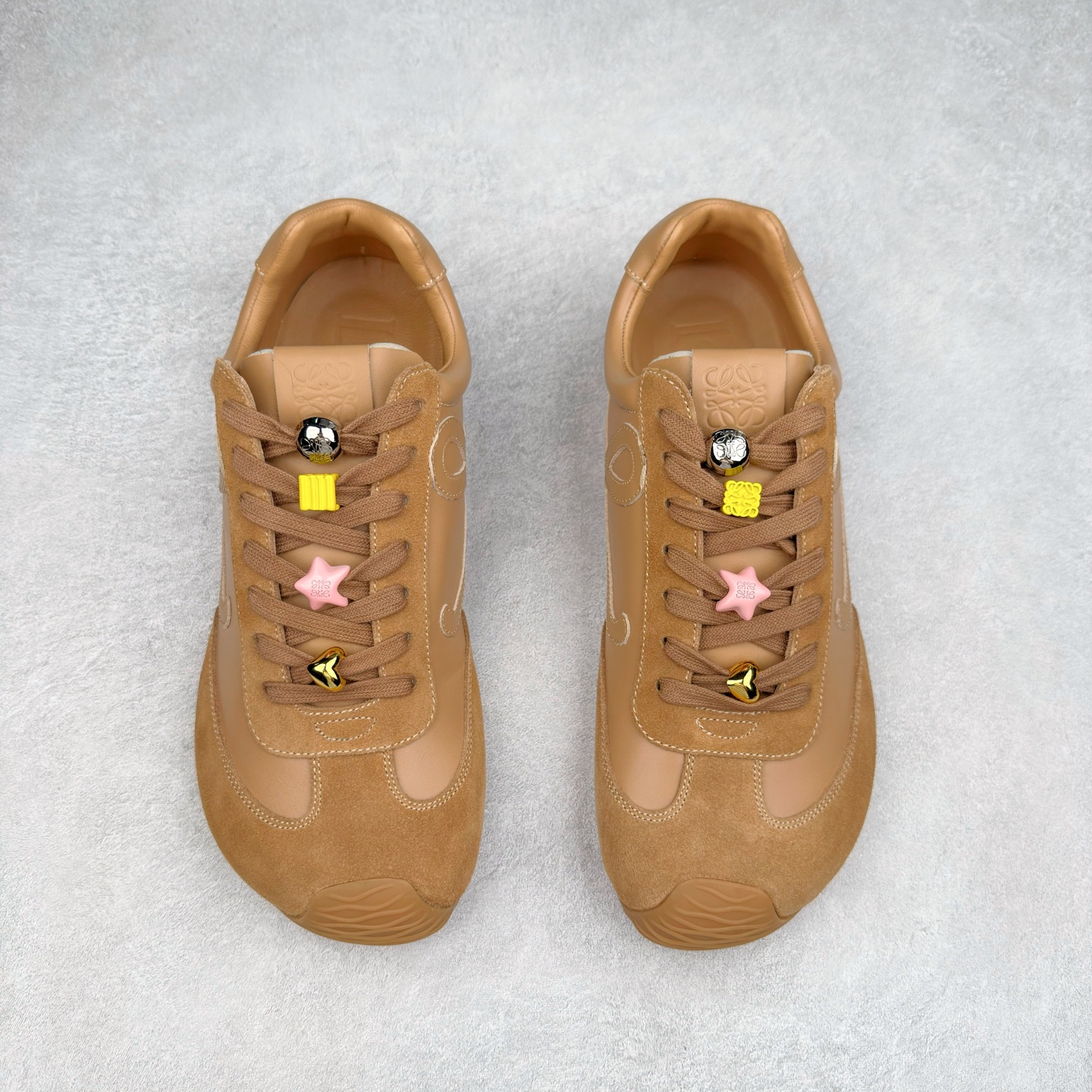 图片[2]-罗意威LOEWE 2025 | Ballet Runner2.0 新款芭蕾舞鞋 超级棒 不对称鞋头造型 作为LOEWE的标志性设计 超柔软 轻便且灵活的鞋底 新的波浪纹理橡胶外底 延伸至鞋头 升级的柔软皮革内衬和鞋床 提供最大舒适感 后跟有3D注塑橡胶徽标 真皮和皮料混搭彰显复古风格 内增高拼色德训鞋 阿甘鞋 小白鞋 拼色拼接鞋面 非常高级隐藏式小内增高 脚后跟设计新颖 柔软舒适 会被评为年度最舒适的暴走鞋 如履平地 原版细节 鞋面由进口麂皮 牛皮 原版布拼接 牛皮垫脚 原版定制磨具组合大底 原盒包装 内娱明星杨幂等众多同款上脚 小红书 一系列素材图 极具爆款 尺码 35 36 37 38 39 40 41 42 43 44 45 46-选品中心