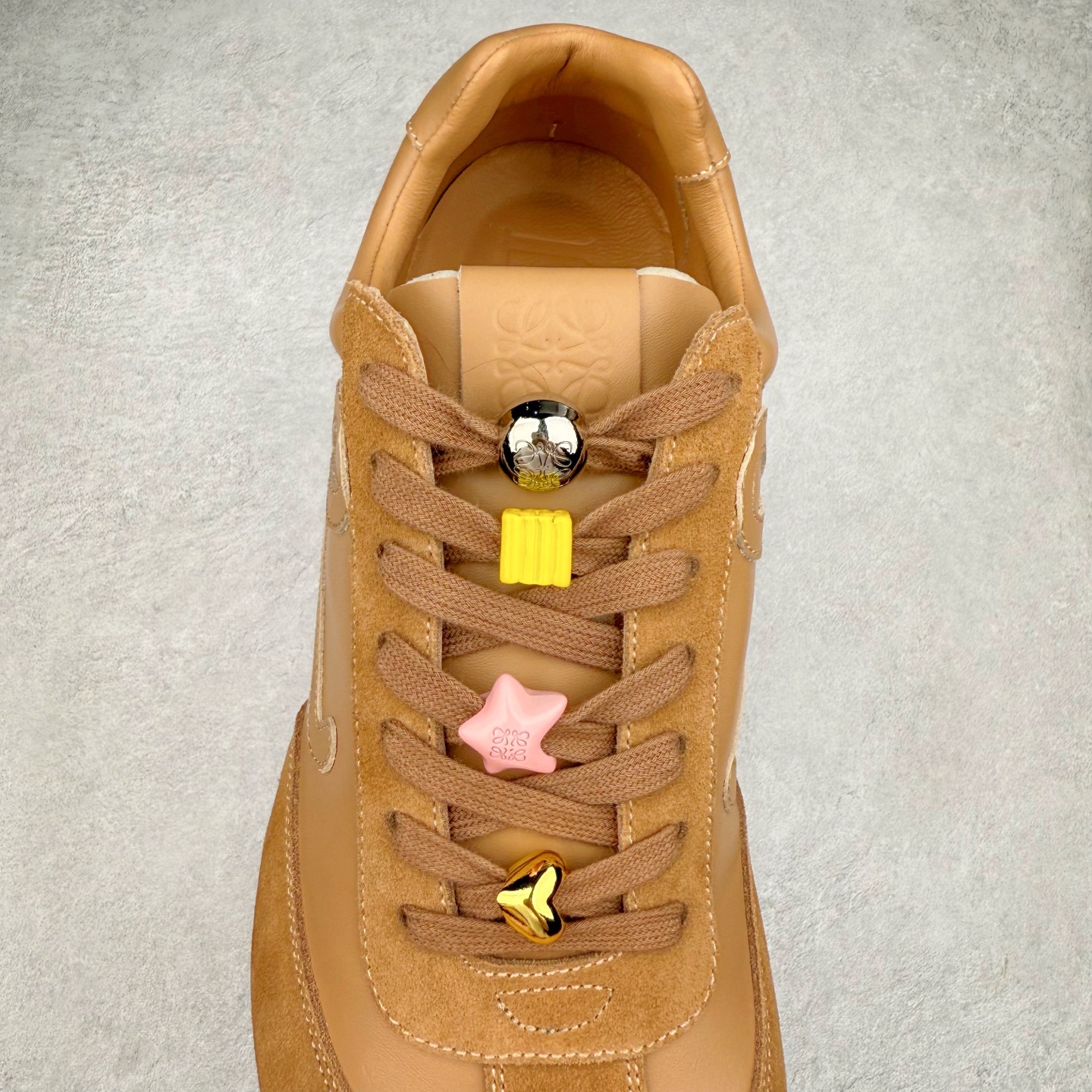 图片[5]-罗意威LOEWE 2025 | Ballet Runner2.0 新款芭蕾舞鞋 超级棒 不对称鞋头造型 作为LOEWE的标志性设计 超柔软 轻便且灵活的鞋底 新的波浪纹理橡胶外底 延伸至鞋头 升级的柔软皮革内衬和鞋床 提供最大舒适感 后跟有3D注塑橡胶徽标 真皮和皮料混搭彰显复古风格 内增高拼色德训鞋 阿甘鞋 小白鞋 拼色拼接鞋面 非常高级隐藏式小内增高 脚后跟设计新颖 柔软舒适 会被评为年度最舒适的暴走鞋 如履平地 原版细节 鞋面由进口麂皮 牛皮 原版布拼接 牛皮垫脚 原版定制磨具组合大底 原盒包装 内娱明星杨幂等众多同款上脚 小红书 一系列素材图 极具爆款 尺码 35 36 37 38 39 40 41 42 43 44 45 46-选品中心