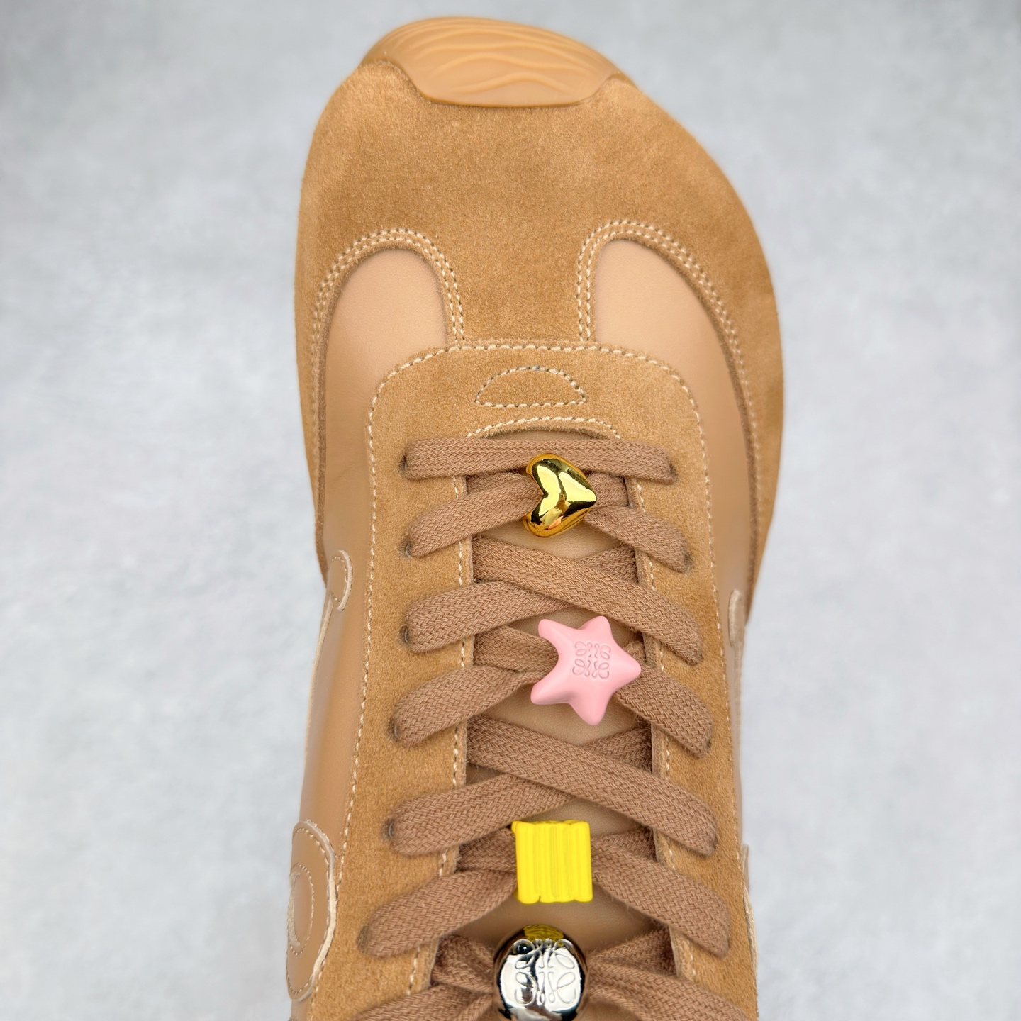 图片[4]-罗意威LOEWE 2025 | Ballet Runner2.0 新款芭蕾舞鞋 超级棒 不对称鞋头造型 作为LOEWE的标志性设计 超柔软 轻便且灵活的鞋底 新的波浪纹理橡胶外底 延伸至鞋头 升级的柔软皮革内衬和鞋床 提供最大舒适感 后跟有3D注塑橡胶徽标 真皮和皮料混搭彰显复古风格 内增高拼色德训鞋 阿甘鞋 小白鞋 拼色拼接鞋面 非常高级隐藏式小内增高 脚后跟设计新颖 柔软舒适 会被评为年度最舒适的暴走鞋 如履平地 原版细节 鞋面由进口麂皮 牛皮 原版布拼接 牛皮垫脚 原版定制磨具组合大底 原盒包装 内娱明星杨幂等众多同款上脚 小红书 一系列素材图 极具爆款 尺码 35 36 37 38 39 40 41 42 43 44 45 46-选品中心