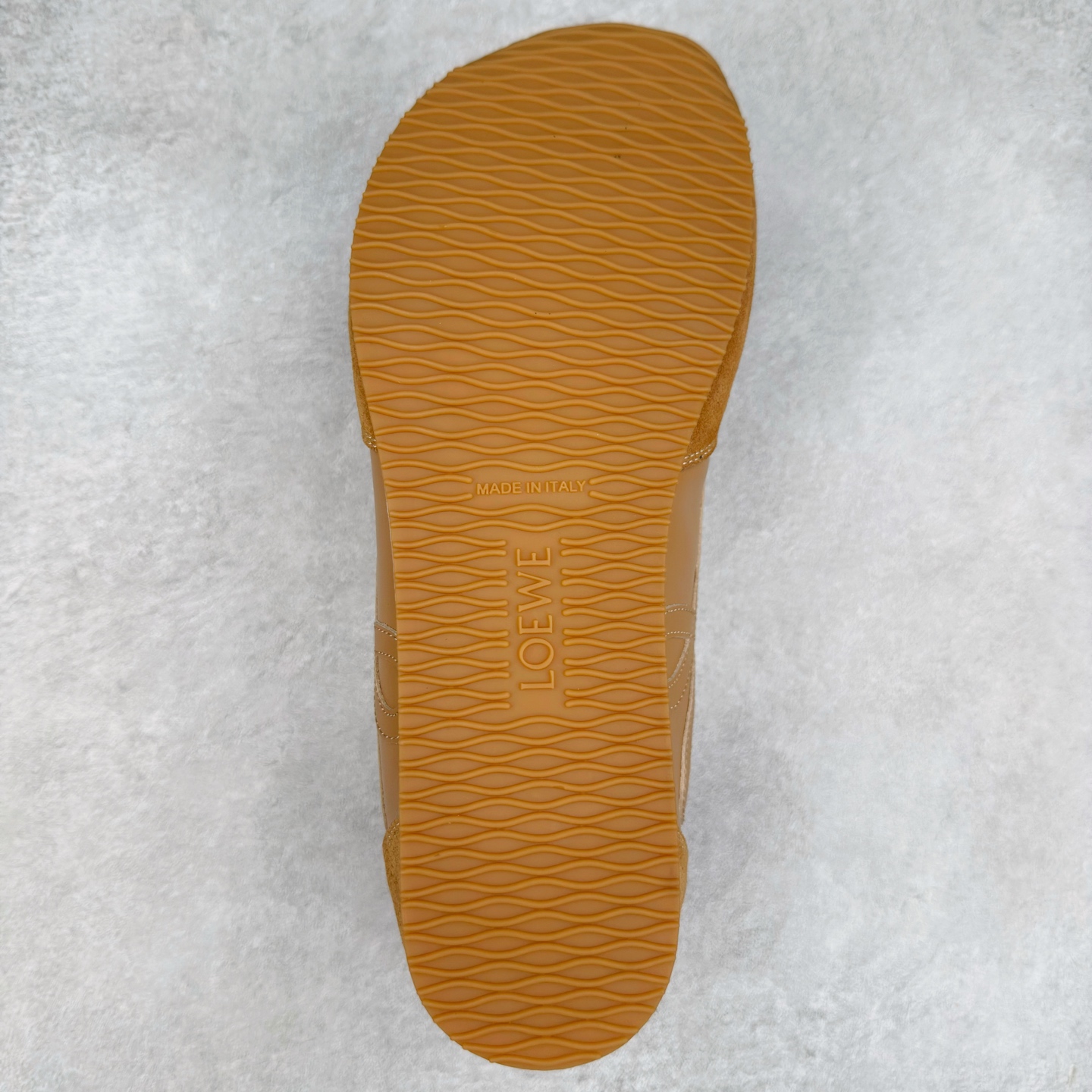 图片[9]-罗意威LOEWE 2025 | Ballet Runner2.0 新款芭蕾舞鞋 超级棒 不对称鞋头造型 作为LOEWE的标志性设计 超柔软 轻便且灵活的鞋底 新的波浪纹理橡胶外底 延伸至鞋头 升级的柔软皮革内衬和鞋床 提供最大舒适感 后跟有3D注塑橡胶徽标 真皮和皮料混搭彰显复古风格 内增高拼色德训鞋 阿甘鞋 小白鞋 拼色拼接鞋面 非常高级隐藏式小内增高 脚后跟设计新颖 柔软舒适 会被评为年度最舒适的暴走鞋 如履平地 原版细节 鞋面由进口麂皮 牛皮 原版布拼接 牛皮垫脚 原版定制磨具组合大底 原盒包装 内娱明星杨幂等众多同款上脚 小红书 一系列素材图 极具爆款 尺码 35 36 37 38 39 40 41 42 43 44 45 46-选品中心