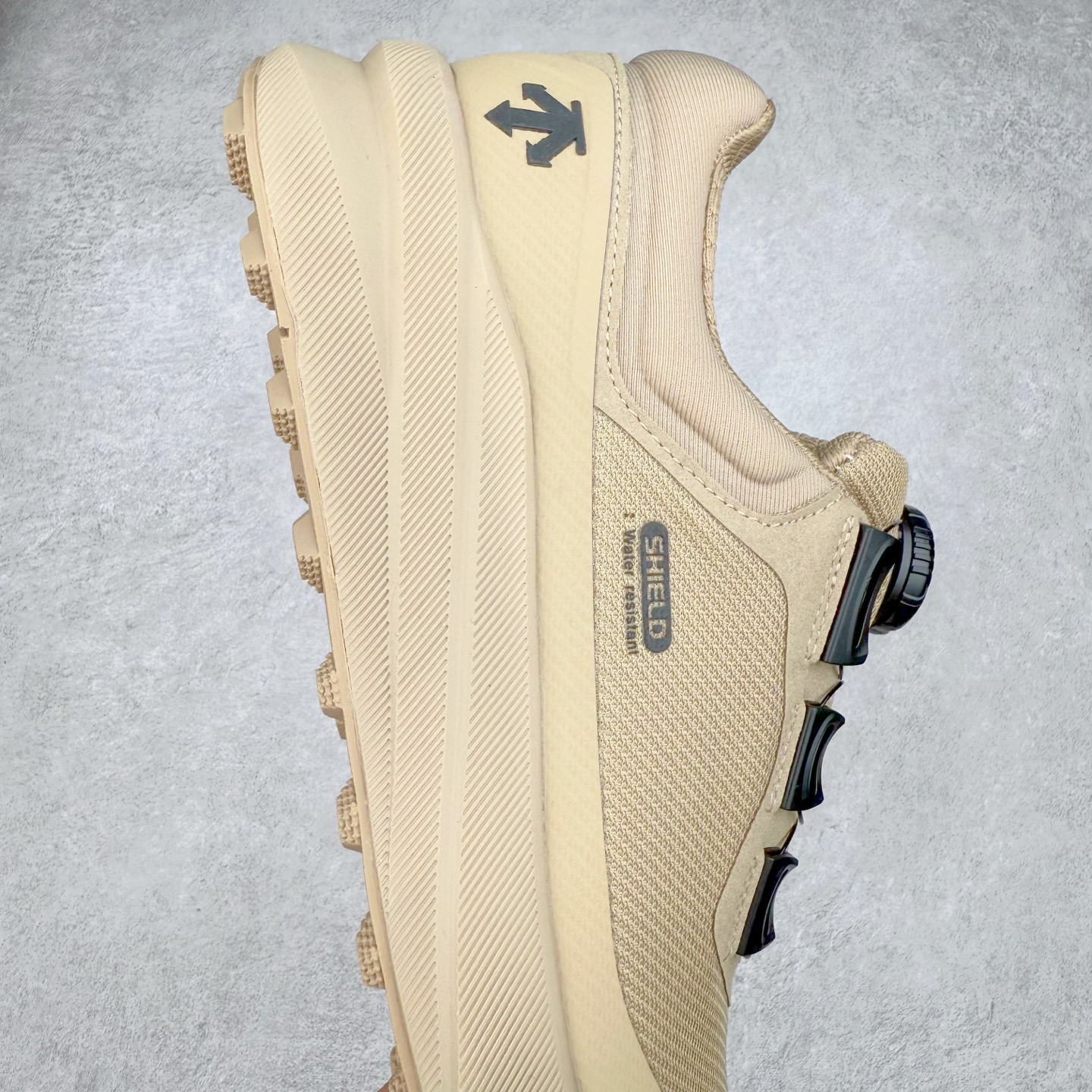 图片[6]-＃HP DESCENTE GORE-TEX 迪桑特时尚舒适百搭防滑耐磨低帮生活休闲鞋 DESCENTE（迪桑特）创立于1935年，品牌名取自法语词汇，意为“滑降”。品牌箭头标识代表滑雪的三种技术“高速直线滑行”、“穿越”和“侧滑”，也寓意品牌在打造高端专业运动产品中不断追求完美的创新精神，致力于成为中国高端专业滑雪、综训、女子、铁人三项、高尔夫的第一品牌。尺码：39 40 40.5 41 42 42.5 43 44 44.5 45-选品中心