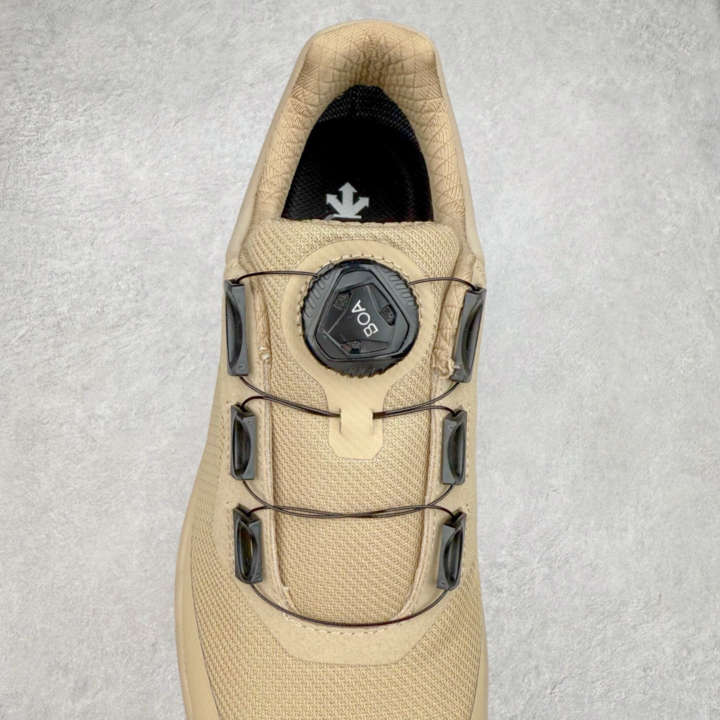 图片[5]-＃HP DESCENTE GORE-TEX 迪桑特时尚舒适百搭防滑耐磨低帮生活休闲鞋 DESCENTE（迪桑特）创立于1935年，品牌名取自法语词汇，意为“滑降”。品牌箭头标识代表滑雪的三种技术“高速直线滑行”、“穿越”和“侧滑”，也寓意品牌在打造高端专业运动产品中不断追求完美的创新精神，致力于成为中国高端专业滑雪、综训、女子、铁人三项、高尔夫的第一品牌。尺码：39 40 40.5 41 42 42.5 43 44 44.5 45-选品中心