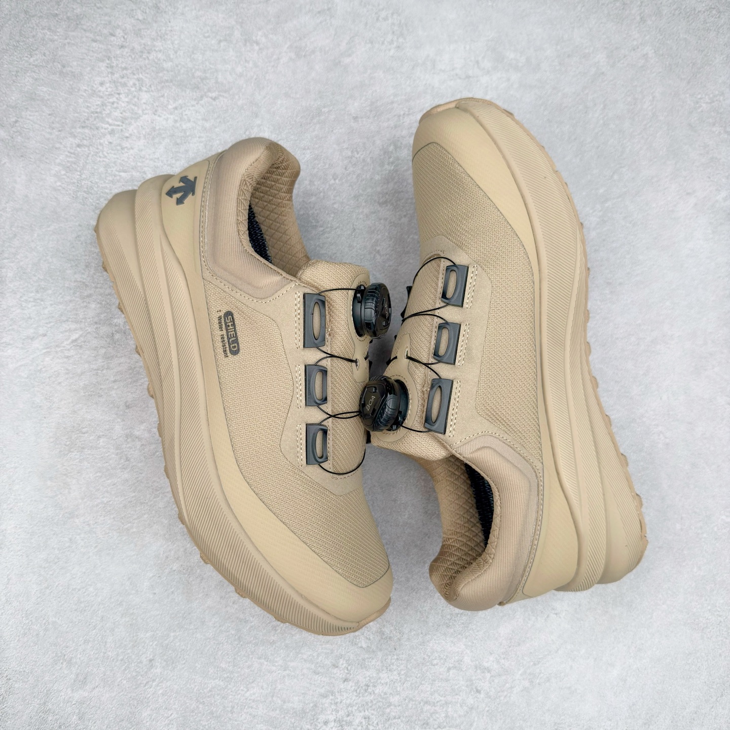 图片[3]-＃HP DESCENTE GORE-TEX 迪桑特时尚舒适百搭防滑耐磨低帮生活休闲鞋 DESCENTE（迪桑特）创立于1935年，品牌名取自法语词汇，意为“滑降”。品牌箭头标识代表滑雪的三种技术“高速直线滑行”、“穿越”和“侧滑”，也寓意品牌在打造高端专业运动产品中不断追求完美的创新精神，致力于成为中国高端专业滑雪、综训、女子、铁人三项、高尔夫的第一品牌。尺码：39 40 40.5 41 42 42.5 43 44 44.5 45-选品中心