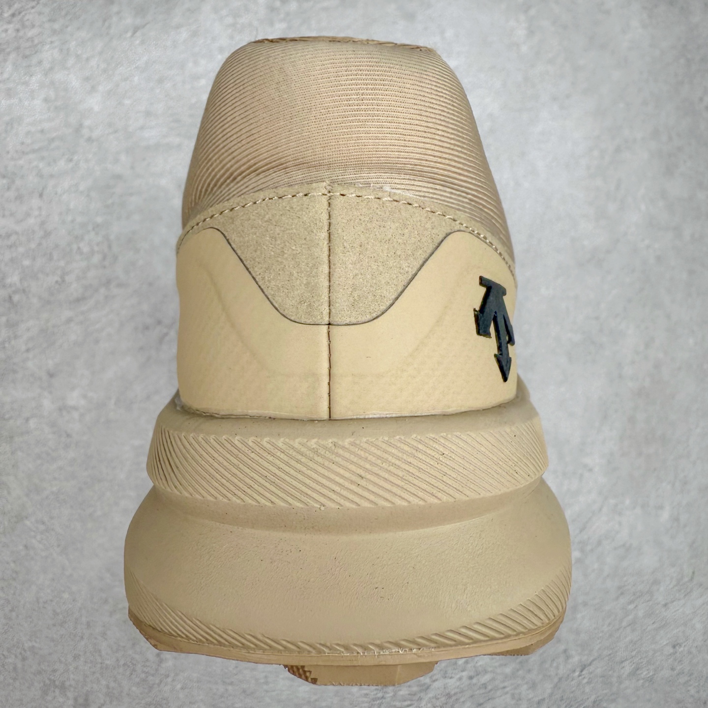 图片[8]-＃HP DESCENTE GORE-TEX 迪桑特时尚舒适百搭防滑耐磨低帮生活休闲鞋 DESCENTE（迪桑特）创立于1935年，品牌名取自法语词汇，意为“滑降”。品牌箭头标识代表滑雪的三种技术“高速直线滑行”、“穿越”和“侧滑”，也寓意品牌在打造高端专业运动产品中不断追求完美的创新精神，致力于成为中国高端专业滑雪、综训、女子、铁人三项、高尔夫的第一品牌。尺码：39 40 40.5 41 42 42.5 43 44 44.5 45-选品中心